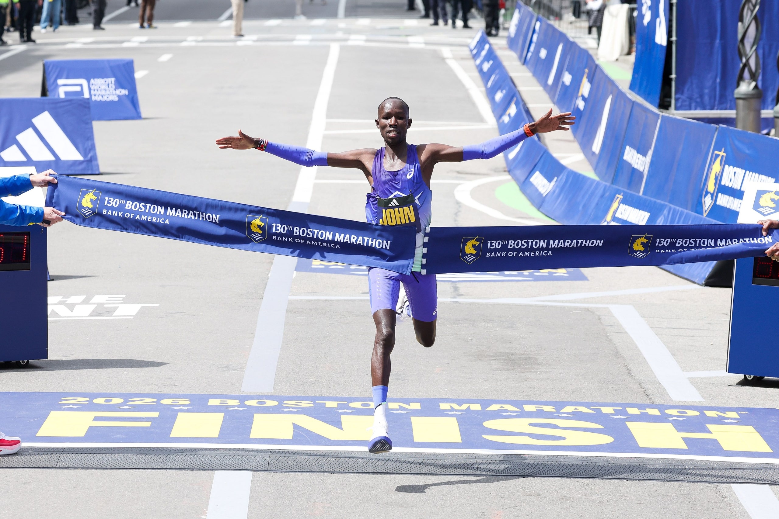 Victoire et nouveau record de course pour John Korir en 2h01'52, doublé pour Sharon Lokedi au Marathon de Boston 2026.