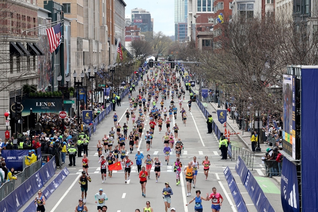 Marathon de Boston 2026 : victoire et nouveau record de course pour John Korir en 2h01'52, doublé pour Sharon Lokedi et résultats complets de la 130e édition.