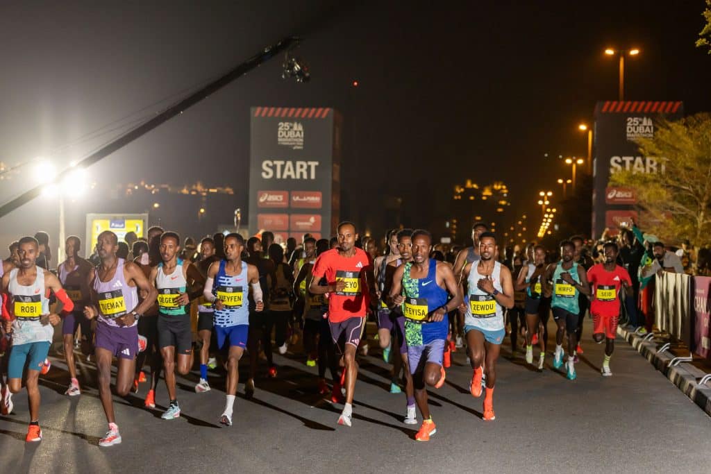 Le Marathon de Dubaï 2026 a offert un doublé éthiopien spectaculaire : Nibret Melak s’impose pour ses débuts en 2h04’00, Anchinalu Dessie gagne en 2h18’31.