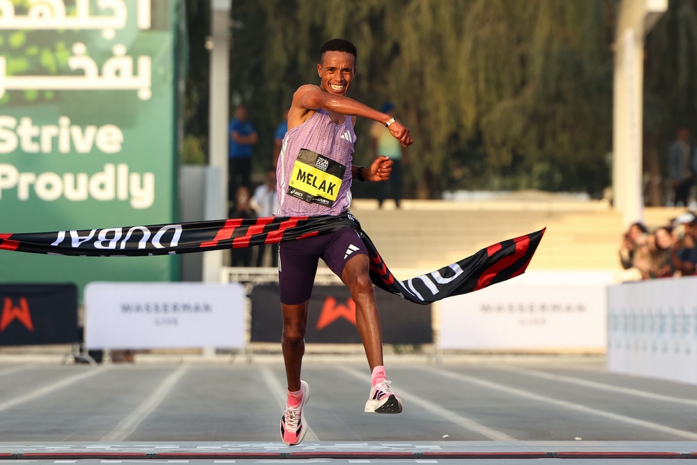 Le Marathon de Dubaï 2026 a offert un doublé éthiopien spectaculaire : Nibret Melak s’impose pour ses débuts en 2h04’00, Anchinalu Dessie gagne en 2h18’31.