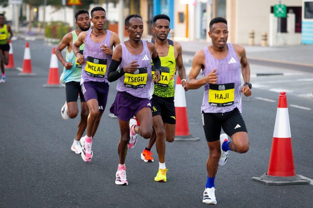 Le Marathon de Dubaï 2026 a offert un doublé éthiopien spectaculaire : Nibret Melak s’impose pour ses débuts en 2h04’00, Anchinalu Dessie gagne en 2h18’31.
