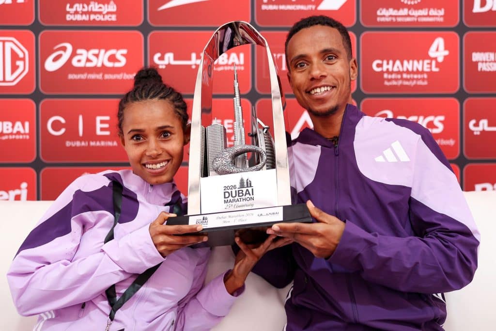 Le Marathon de Dubaï 2026 a offert un doublé éthiopien spectaculaire : Nibret Melak s’impose pour ses débuts en 2h04’00, Anchinalu Dessie gagne en 2h18’31.