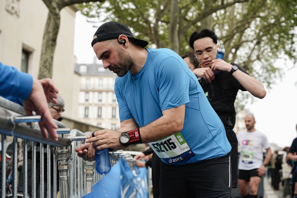ASO annonce des bidons réutilisables pour les coureurs visant moins de 2h50 au Marathon de Paris 2026. Ce que ça change concrètement pour les coureurs.