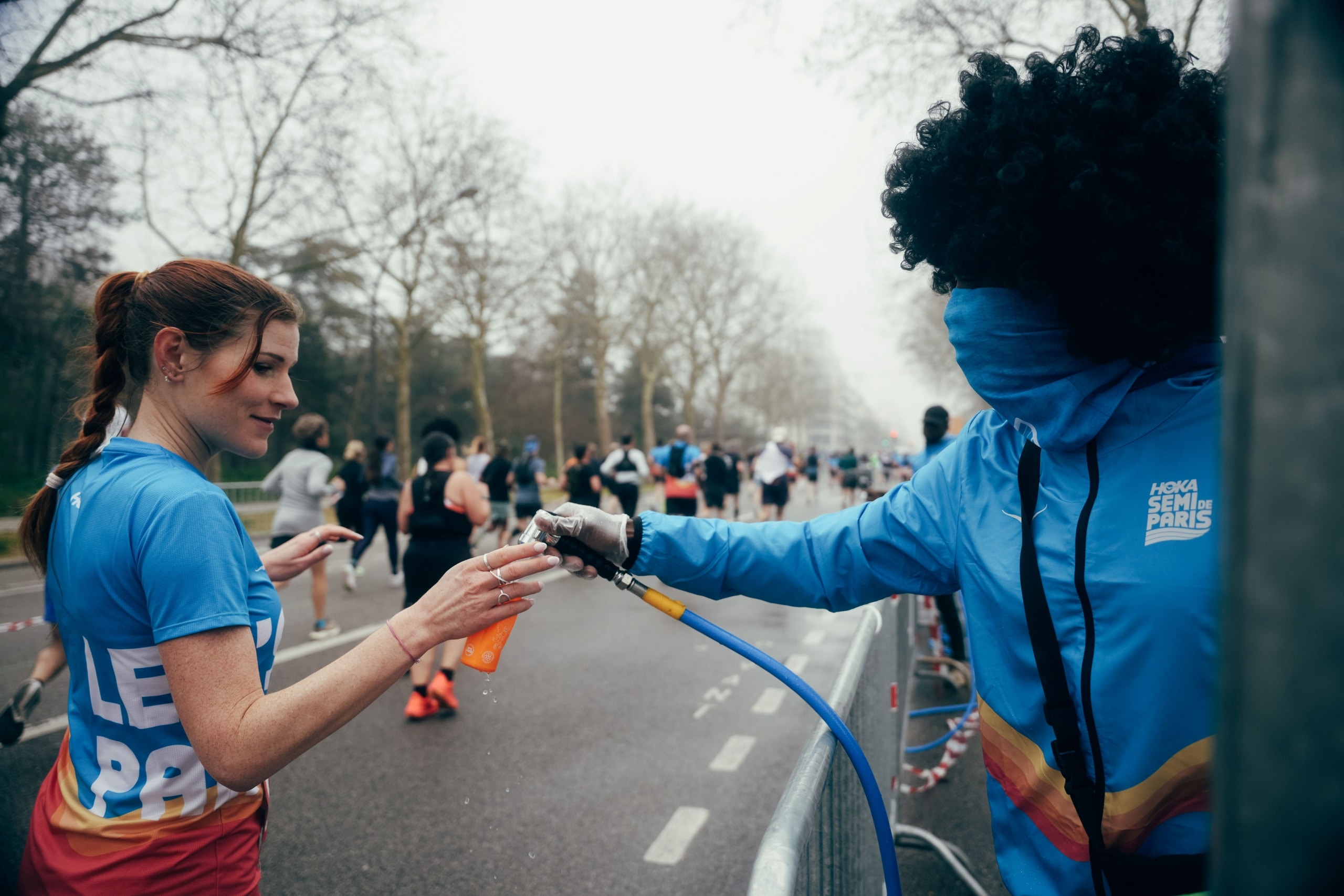 ASO annonce des bidons réutilisables pour les coureurs visant moins de 2h50 au Marathon de Paris 2026. Ce que ça change concrètement pour les coureurs.