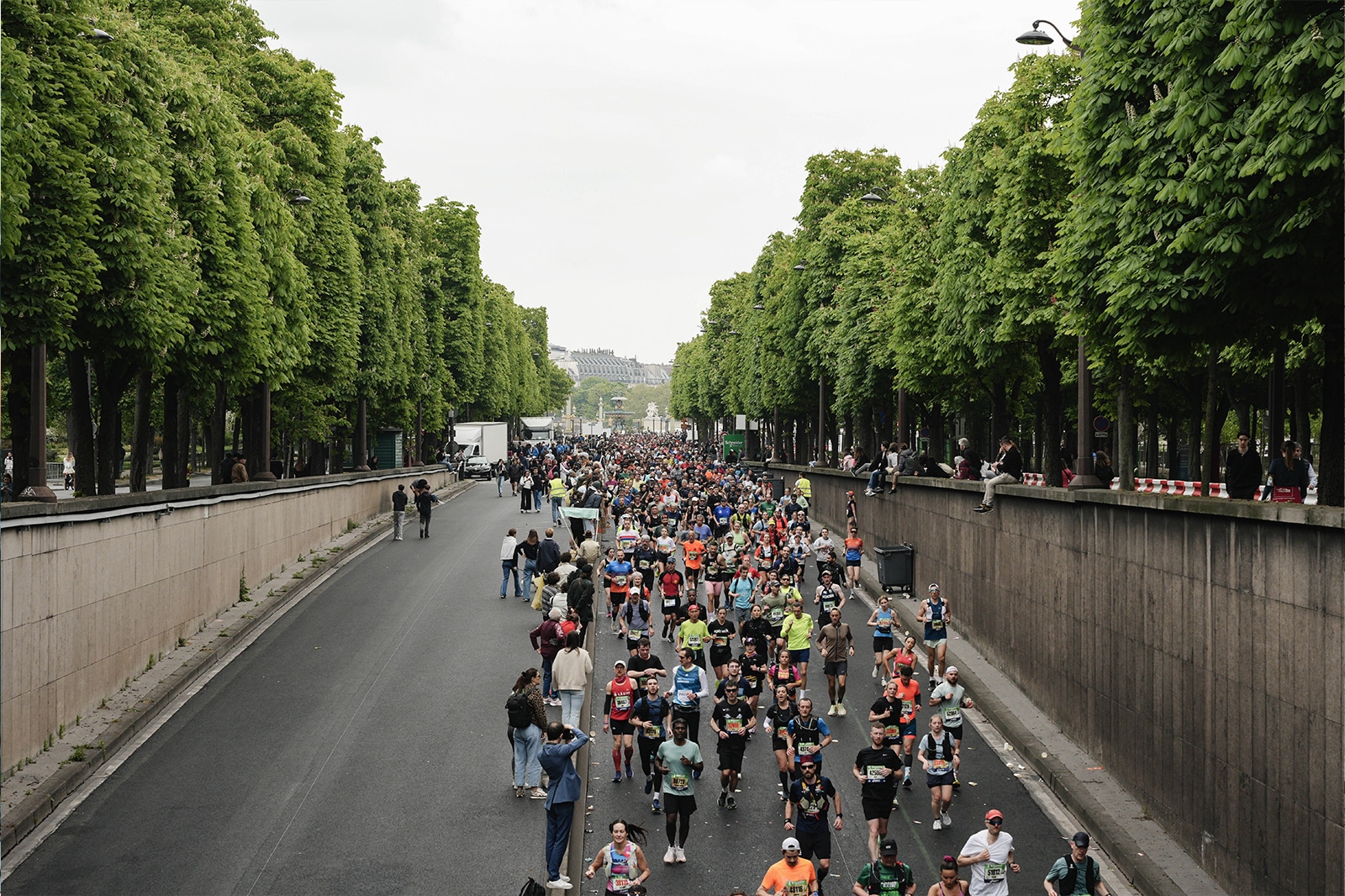 Courir, c’est respirer la nature. Mais entre chaussures de running, déplacements et courses, peut-on vraiment courir plus écologique ?