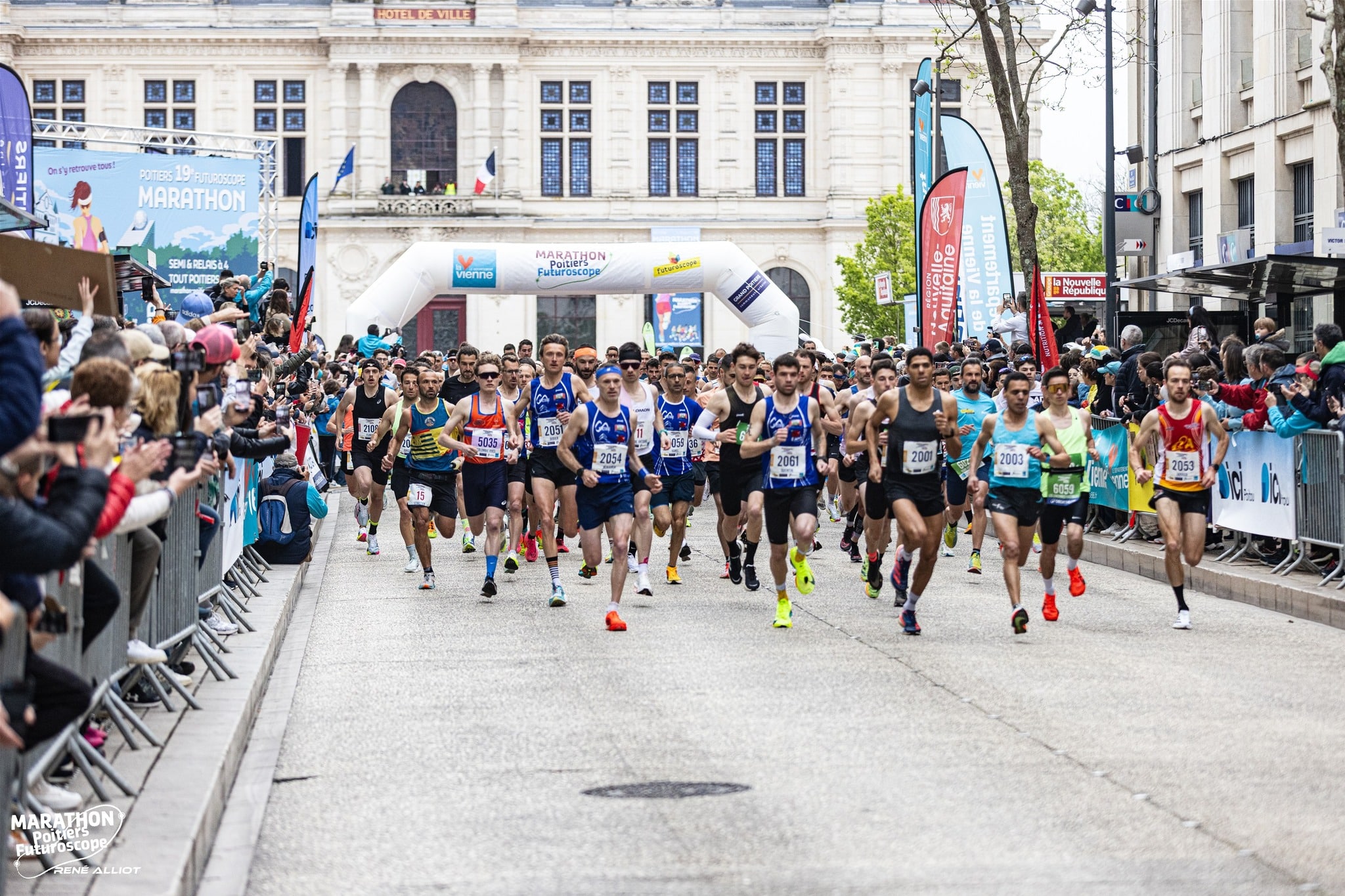 Le 12 avril prochain, 2000 coureurs vont prendre le départ de la 20e édition du marathon de Poitiers. Sa particularité ? Offrir une arrivée aux portes du parc d'attractions du Futuroscope. Cette année, les inscriptions ont battu des records et continuent d’asseoir la notoriété de cette épreuve phare de la Vienne.