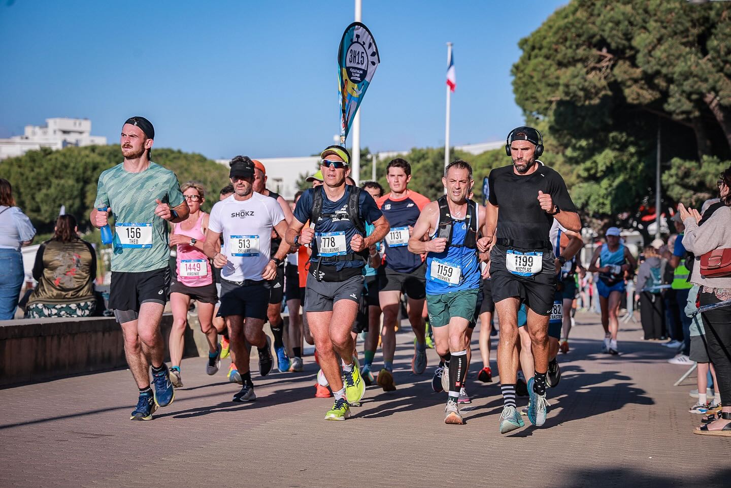8000 athlètes vont s’élancer sur le front de mer de la station balnéaire de Royan pour un marathon qui offre un tracé au plus près de l’océan