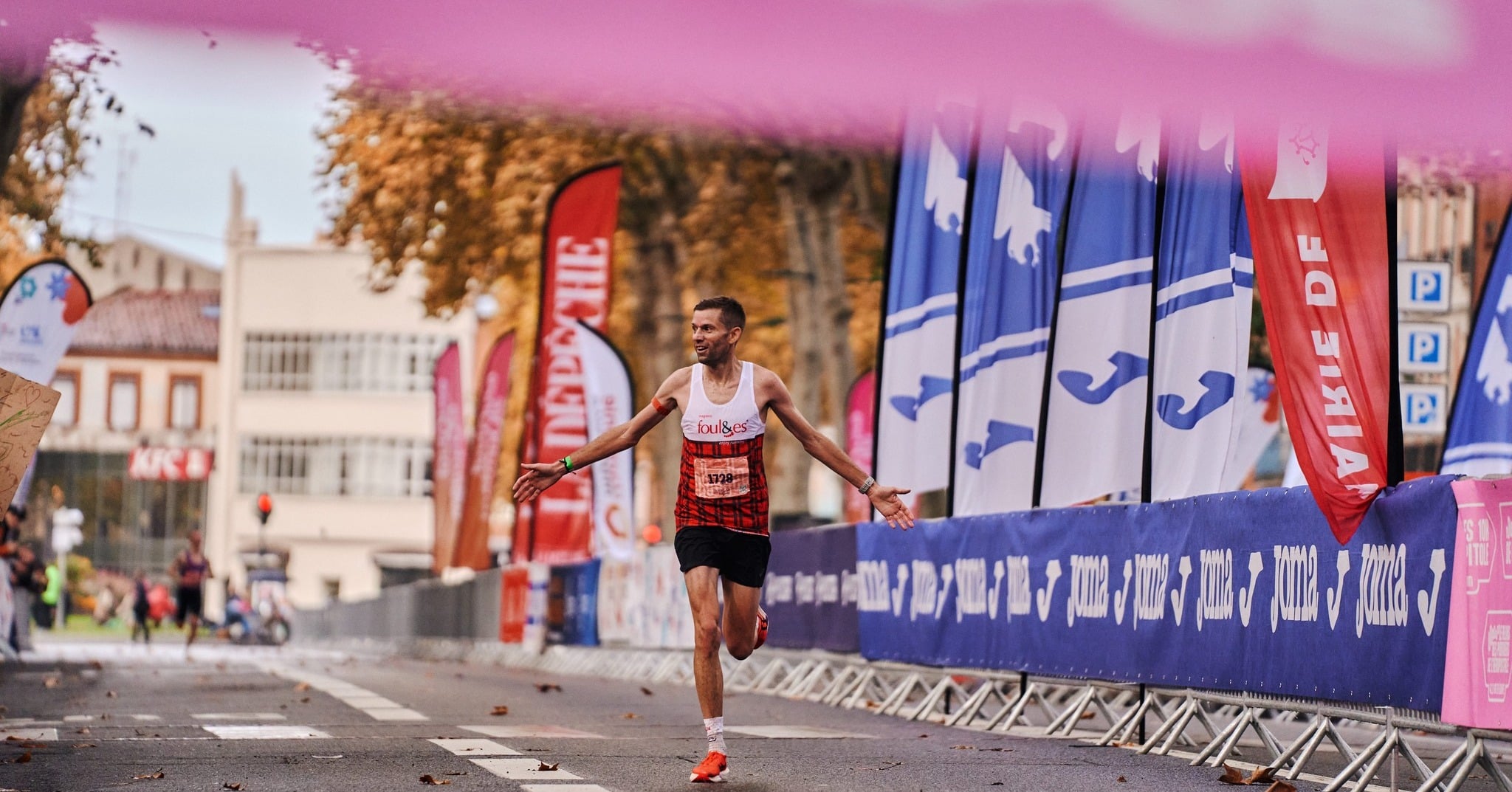 Le Marathon de Toulouse 2025 a rassemblé près de 37 000 coureurs dans une ambiance exceptionnelle. Adrien Letestère et Salomé Lecoq s’imposent sur la distance reine, tandis que la Ville rose a vibré au rythme des coureurs.