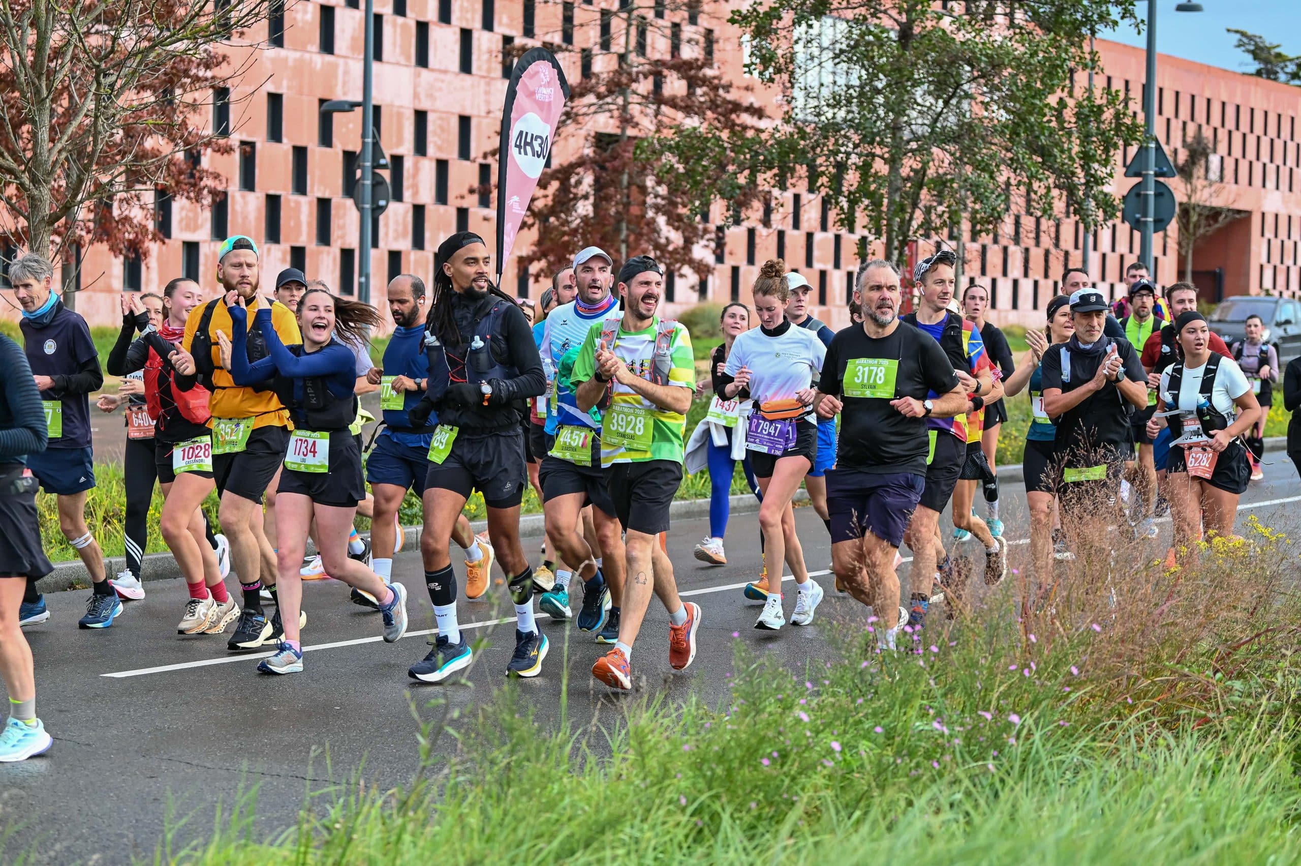 Le Marathon Vert Rennes School of Business, qui se déroule traditionnellement en octobre, gagne en popularité chaque année depuis quinze ans. Le record d’inscriptions a été battu pour l’édition 2025. Au total, sur les six épreuves, ils étaient 18 590 à s’être inscrits. En 2026, ce chiffre devrait monter à 20 000. De quoi confirmer Rennes parmi les rendez-vous les plus rapides de France, le tout avec une identité singulière, inclusive et engagée pour l'écologie.