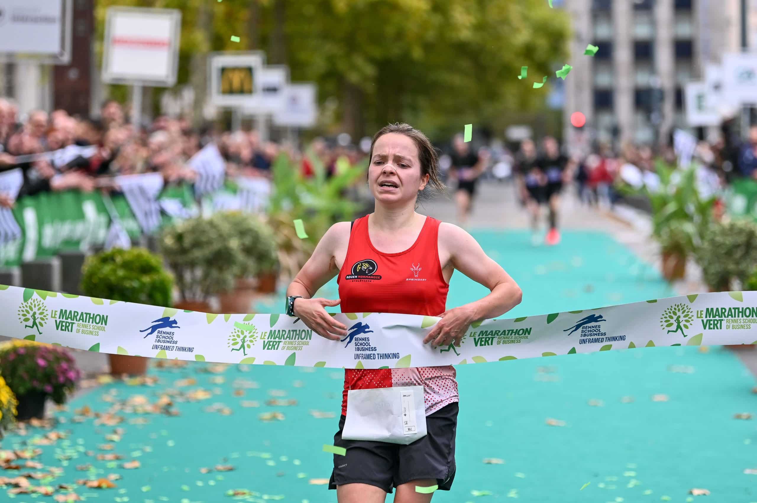 Le Marathon Vert Rennes School of Business, qui se déroule traditionnellement en octobre, gagne en popularité chaque année depuis quinze ans. Le record d’inscriptions a été battu pour l’édition 2025. Au total, sur les six épreuves, ils étaient 18 590 à s’être inscrits. En 2026, ce chiffre devrait monter à 20 000. De quoi confirmer Rennes parmi les rendez-vous les plus rapides de France, le tout avec une identité singulière, inclusive et engagée pour l'écologie.