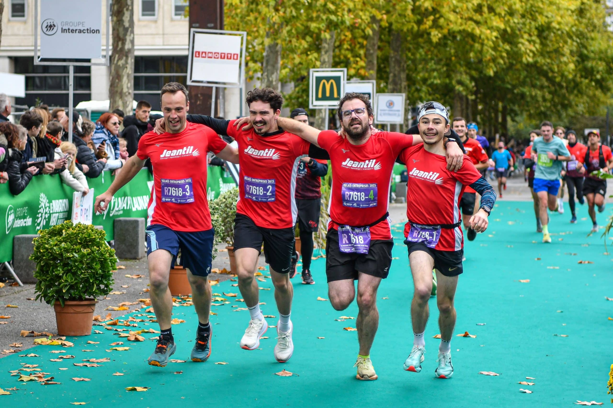 Le Marathon Vert Rennes School of Business, qui se déroule traditionnellement en octobre, gagne en popularité chaque année depuis quinze ans. Le record d’inscriptions a été battu pour l’édition 2025. Au total, sur les six épreuves, ils étaient 18 590 à s’être inscrits. En 2026, ce chiffre devrait monter à 20 000. De quoi confirmer Rennes parmi les rendez-vous les plus rapides de France, le tout avec une identité singulière, inclusive et engagée pour l'écologie.