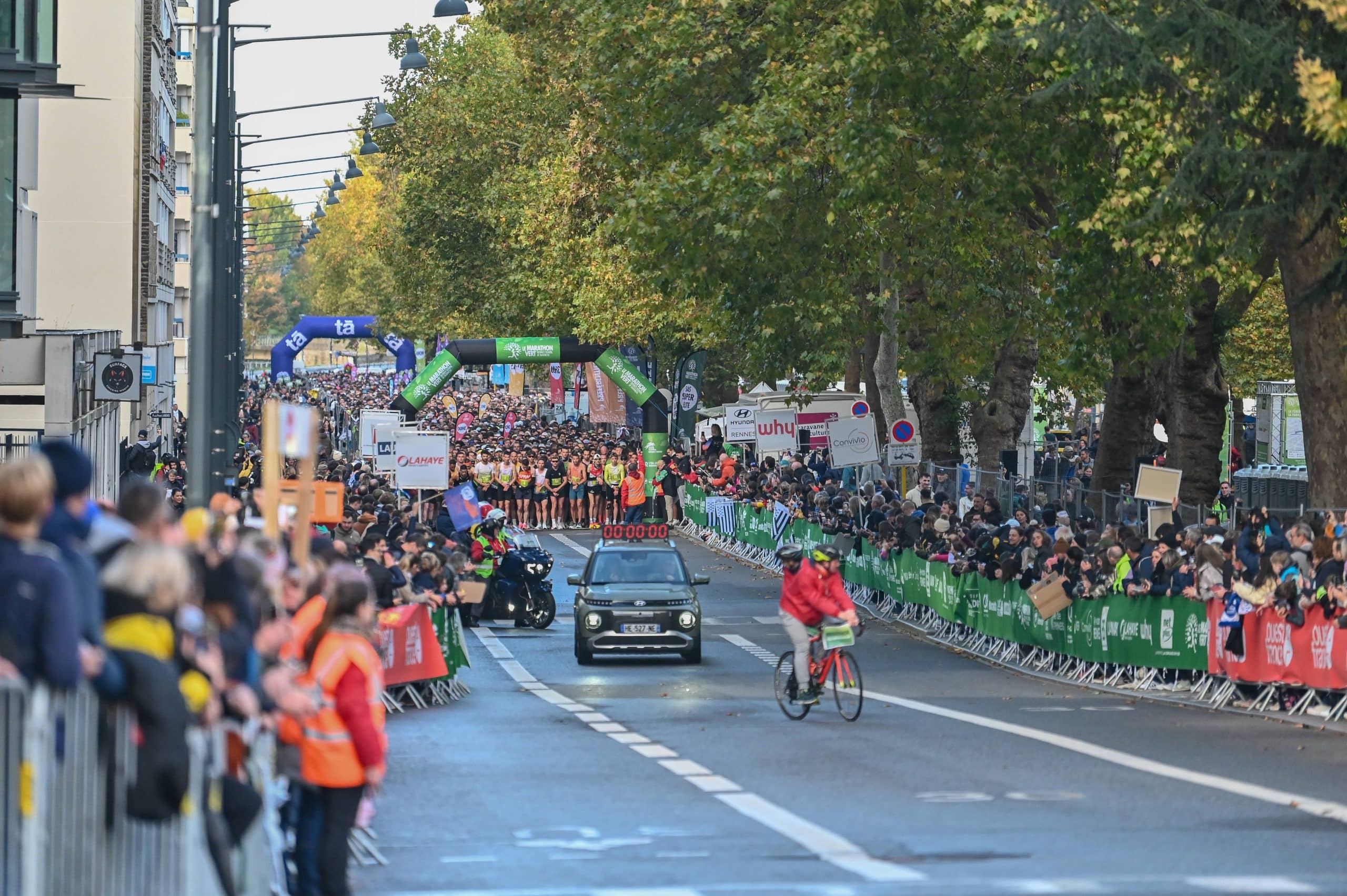 Le Marathon Vert Rennes School of Business, qui se déroule traditionnellement en octobre, gagne en popularité chaque année depuis quinze ans. Le record d’inscriptions a été battu pour l’édition 2025. Au total, sur les six épreuves, ils étaient 18 590 à s’être inscrits. En 2026, ce chiffre devrait monter à 20 000. De quoi confirmer Rennes parmi les rendez-vous les plus rapides de France, le tout avec une identité singulière, inclusive et engagée pour l'écologie.