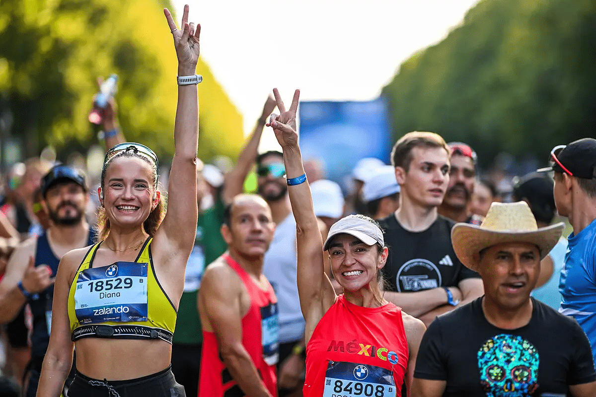 Quelques jours après l’arrivée, les jambes ont retrouvé un peu de fraîcheur. Mais les chiffres, eux, continuent de courir dans toutes les conversations. Le 21 septembre dernier, le Marathon de Berlin a écrit une nouvelle page de son histoire. Une 51e édition marquée par une chaleur inattendue, 27°C au plus fort de la journée, une température qui a mis les organismes à rude épreuve. Pourtant, Berlin reste Berlin : une machine à chronos, un rendez-vous majeur du calendrier running où se croisent l’élite mondiale et des dizaines de milliers de passionnés. Retour en chiffres sur une édition historique.