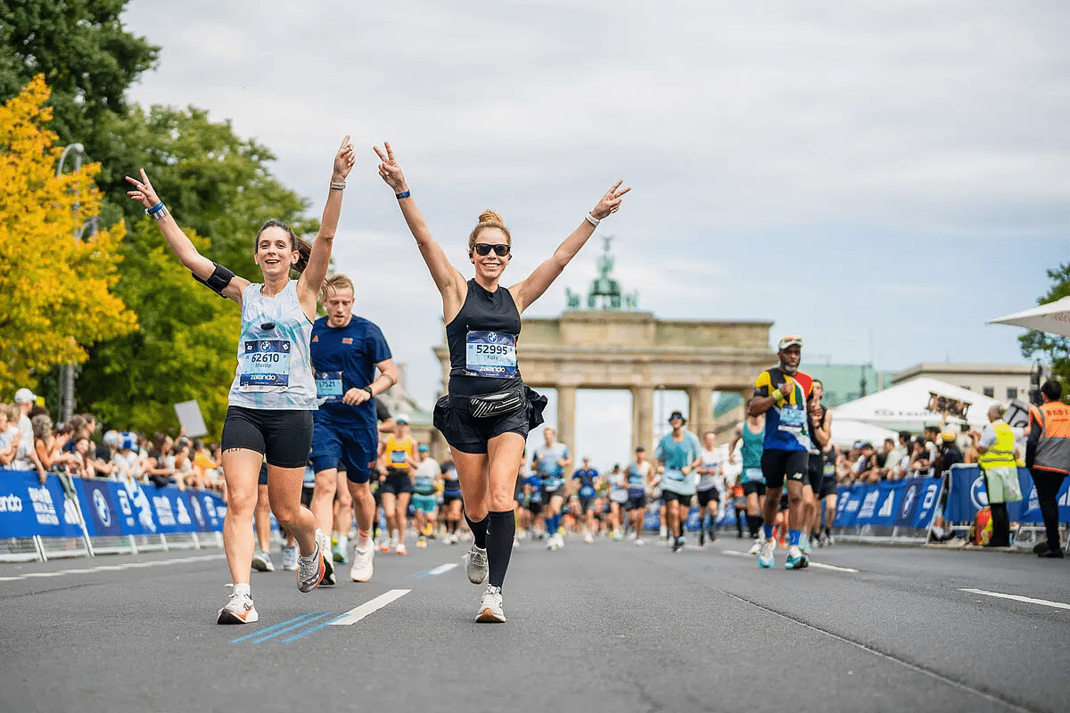 Quelques jours après l’arrivée, les jambes ont retrouvé un peu de fraîcheur. Mais les chiffres, eux, continuent de courir dans toutes les conversations. Le 21 septembre dernier, le Marathon de Berlin a écrit une nouvelle page de son histoire. Une 51e édition marquée par une chaleur inattendue, 27°C au plus fort de la journée, une température qui a mis les organismes à rude épreuve. Pourtant, Berlin reste Berlin : une machine à chronos, un rendez-vous majeur du calendrier running où se croisent l’élite mondiale et des dizaines de milliers de passionnés. Retour en chiffres sur une édition historique.