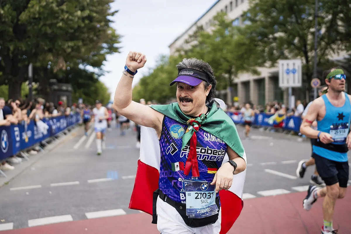 Quelques jours après l’arrivée, les jambes ont retrouvé un peu de fraîcheur. Mais les chiffres, eux, continuent de courir dans toutes les conversations. Le 21 septembre dernier, le Marathon de Berlin a écrit une nouvelle page de son histoire. Une 51e édition marquée par une chaleur inattendue, 27°C au plus fort de la journée, une température qui a mis les organismes à rude épreuve. Pourtant, Berlin reste Berlin : une machine à chronos, un rendez-vous majeur du calendrier running où se croisent l’élite mondiale et des dizaines de milliers de passionnés. Retour en chiffres sur une édition historique.