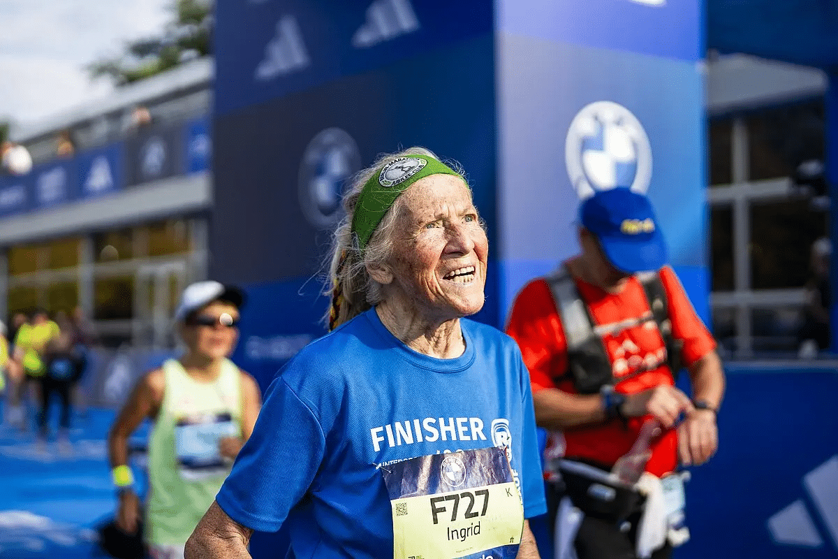 Quelques jours après l’arrivée, les jambes ont retrouvé un peu de fraîcheur. Mais les chiffres, eux, continuent de courir dans toutes les conversations. Le 21 septembre dernier, le Marathon de Berlin a écrit une nouvelle page de son histoire. Une 51e édition marquée par une chaleur inattendue, 27°C au plus fort de la journée, une température qui a mis les organismes à rude épreuve. Pourtant, Berlin reste Berlin : une machine à chronos, un rendez-vous majeur du calendrier running où se croisent l’élite mondiale et des dizaines de milliers de passionnés. Retour en chiffres sur une édition historique.