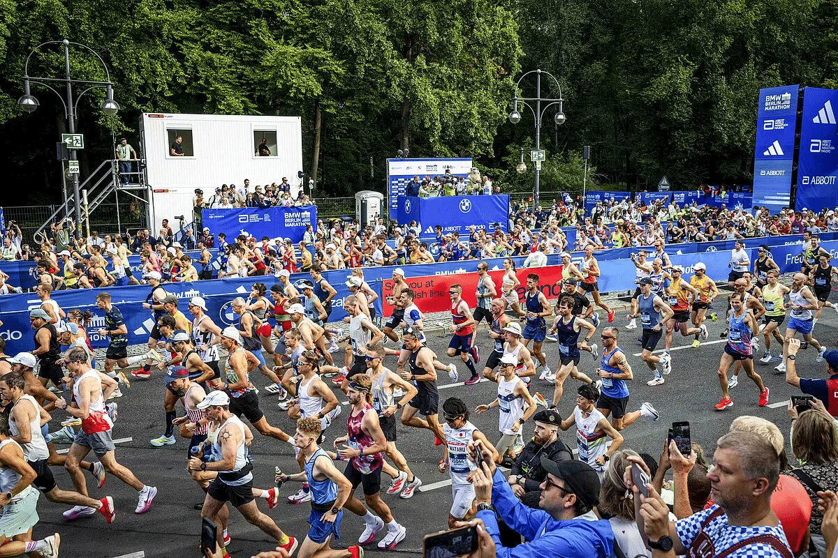 Quelques jours après l’arrivée, les jambes ont retrouvé un peu de fraîcheur. Mais les chiffres, eux, continuent de courir dans toutes les conversations. Le 21 septembre dernier, le Marathon de Berlin a écrit une nouvelle page de son histoire. Une 51e édition marquée par une chaleur inattendue, 27°C au plus fort de la journée, une température qui a mis les organismes à rude épreuve. Pourtant, Berlin reste Berlin : une machine à chronos, un rendez-vous majeur du calendrier running où se croisent l’élite mondiale et des dizaines de milliers de passionnés. Retour en chiffres sur une édition historique.