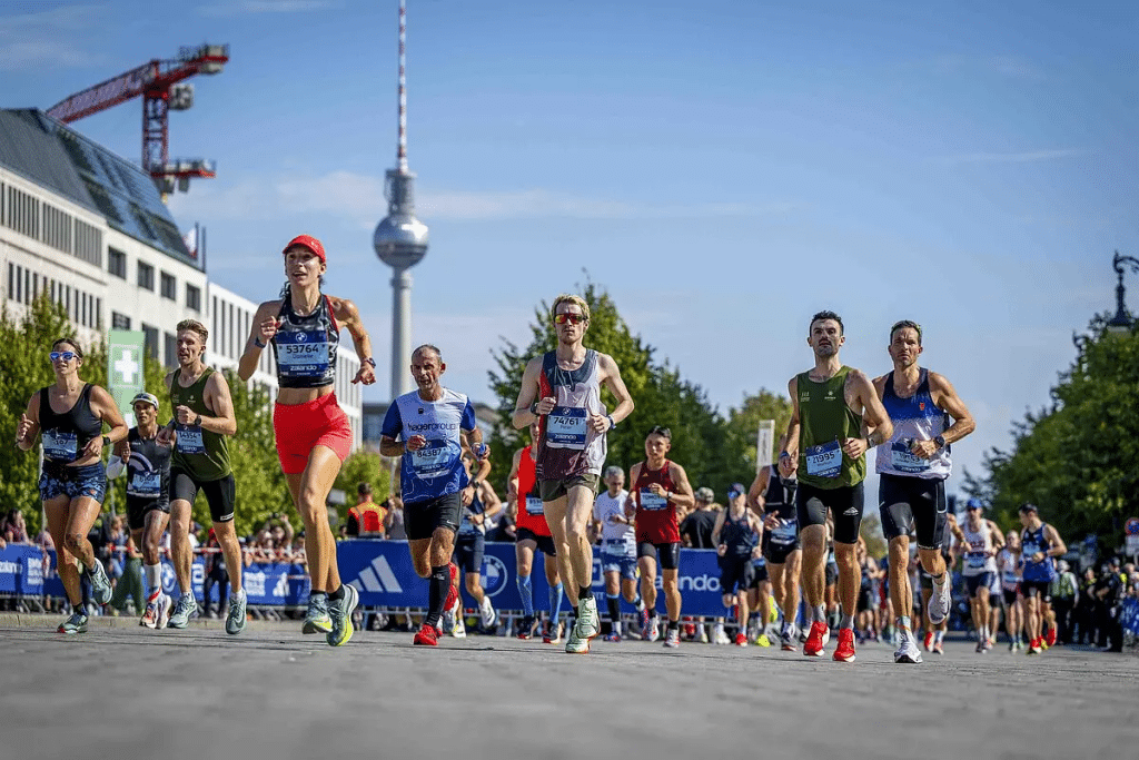 Quelques jours après l’arrivée, les jambes ont retrouvé un peu de fraîcheur. Mais les chiffres, eux, continuent de courir dans toutes les conversations. Le 21 septembre dernier, le Marathon de Berlin a écrit une nouvelle page de son histoire. Une 51e édition marquée par une chaleur inattendue, 27°C au plus fort de la journée, une température qui a mis les organismes à rude épreuve. Pourtant, Berlin reste Berlin : une machine à chronos, un rendez-vous majeur du calendrier running où se croisent l’élite mondiale et des dizaines de milliers de passionnés. Retour en chiffres sur une édition historique.