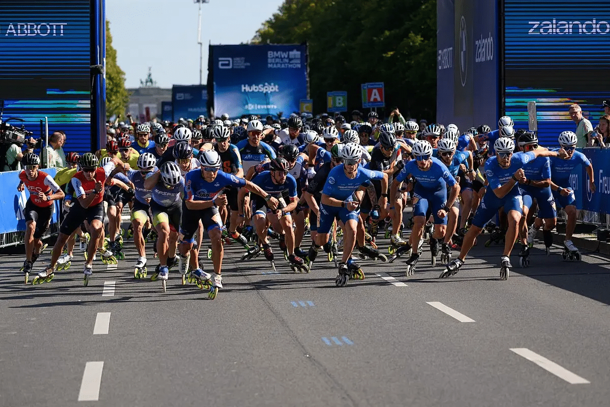 Quelques jours après l’arrivée, les jambes ont retrouvé un peu de fraîcheur. Mais les chiffres, eux, continuent de courir dans toutes les conversations. Le 21 septembre dernier, le Marathon de Berlin a écrit une nouvelle page de son histoire. Une 51e édition marquée par une chaleur inattendue, 27°C au plus fort de la journée, une température qui a mis les organismes à rude épreuve. Pourtant, Berlin reste Berlin : une machine à chronos, un rendez-vous majeur du calendrier running où se croisent l’élite mondiale et des dizaines de milliers de passionnés. Retour en chiffres sur une édition historique.