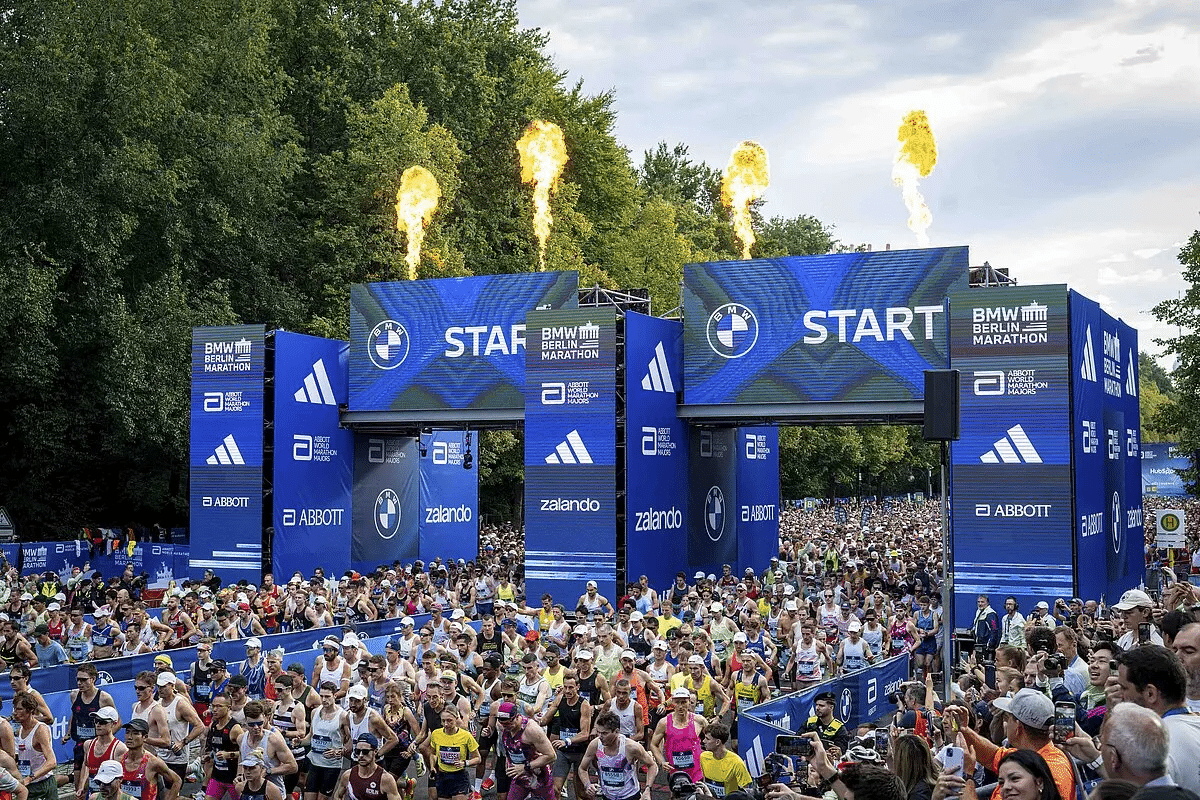 Quelques jours après l’arrivée, les jambes ont retrouvé un peu de fraîcheur. Mais les chiffres, eux, continuent de courir dans toutes les conversations. Le 21 septembre dernier, le Marathon de Berlin a écrit une nouvelle page de son histoire. Une 51e édition marquée par une chaleur inattendue, 27°C au plus fort de la journée, une température qui a mis les organismes à rude épreuve. Pourtant, Berlin reste Berlin : une machine à chronos, un rendez-vous majeur du calendrier running où se croisent l’élite mondiale et des dizaines de milliers de passionnés. Retour en chiffres sur une édition historique.