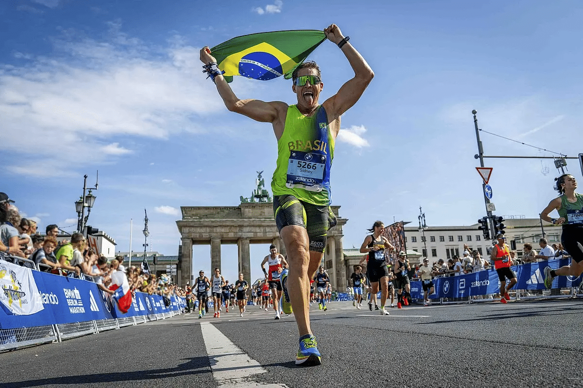 Quelques jours après l’arrivée, les jambes ont retrouvé un peu de fraîcheur. Mais les chiffres, eux, continuent de courir dans toutes les conversations. Le 21 septembre dernier, le Marathon de Berlin a écrit une nouvelle page de son histoire. Une 51e édition marquée par une chaleur inattendue, 27°C au plus fort de la journée, une température qui a mis les organismes à rude épreuve. Pourtant, Berlin reste Berlin : une machine à chronos, un rendez-vous majeur du calendrier running où se croisent l’élite mondiale et des dizaines de milliers de passionnés. Retour en chiffres sur une édition historique.