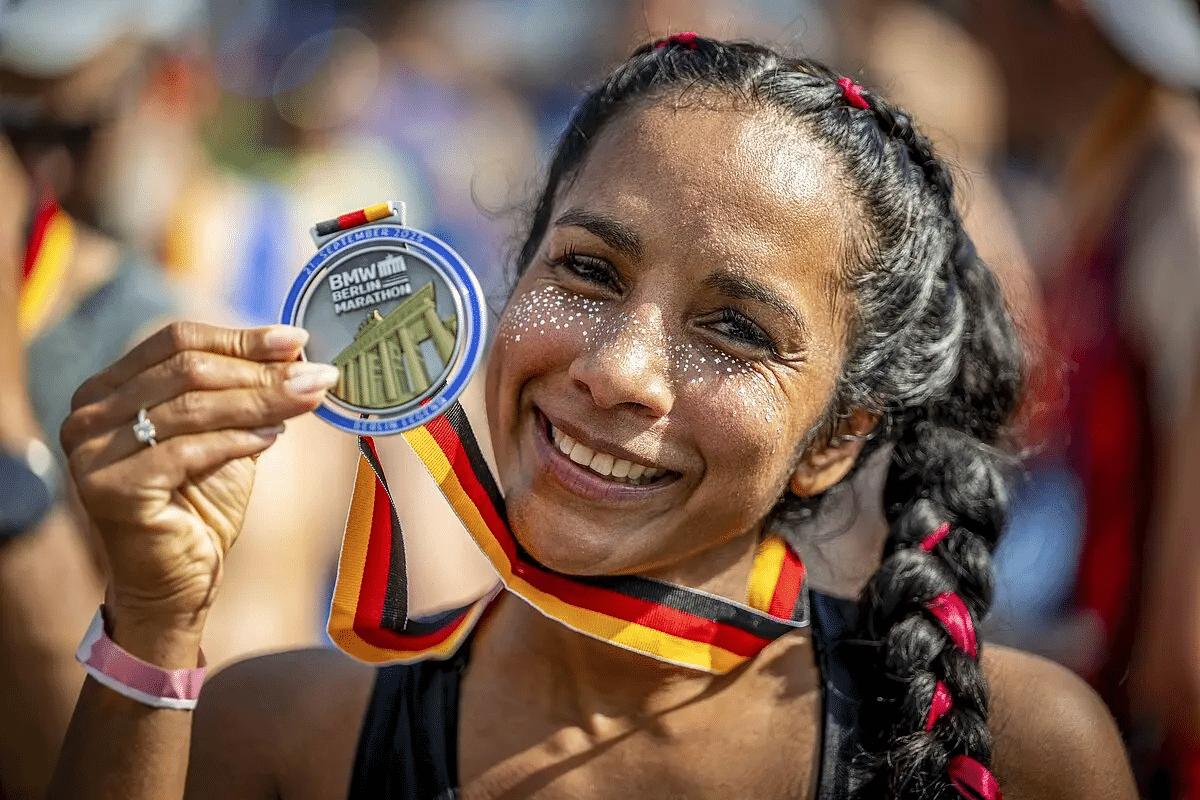 Quelques jours après l’arrivée, les jambes ont retrouvé un peu de fraîcheur. Mais les chiffres, eux, continuent de courir dans toutes les conversations. Le 21 septembre dernier, le Marathon de Berlin a écrit une nouvelle page de son histoire. Une 51e édition marquée par une chaleur inattendue, 27°C au plus fort de la journée, une température qui a mis les organismes à rude épreuve. Pourtant, Berlin reste Berlin : une machine à chronos, un rendez-vous majeur du calendrier running où se croisent l’élite mondiale et des dizaines de milliers de passionnés. Retour en chiffres sur une édition historique.