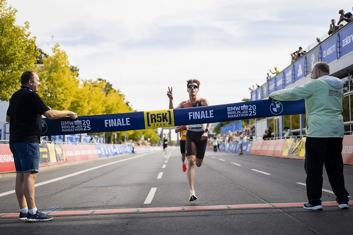 Quelques jours après l’arrivée, les jambes ont retrouvé un peu de fraîcheur. Mais les chiffres, eux, continuent de courir dans toutes les conversations. Le 21 septembre dernier, le Marathon de Berlin a écrit une nouvelle page de son histoire. Une 51e édition marquée par une chaleur inattendue, 27°C au plus fort de la journée, une température qui a mis les organismes à rude épreuve. Pourtant, Berlin reste Berlin : une machine à chronos, un rendez-vous majeur du calendrier running où se croisent l’élite mondiale et des dizaines de milliers de passionnés. Retour en chiffres sur une édition historique.
