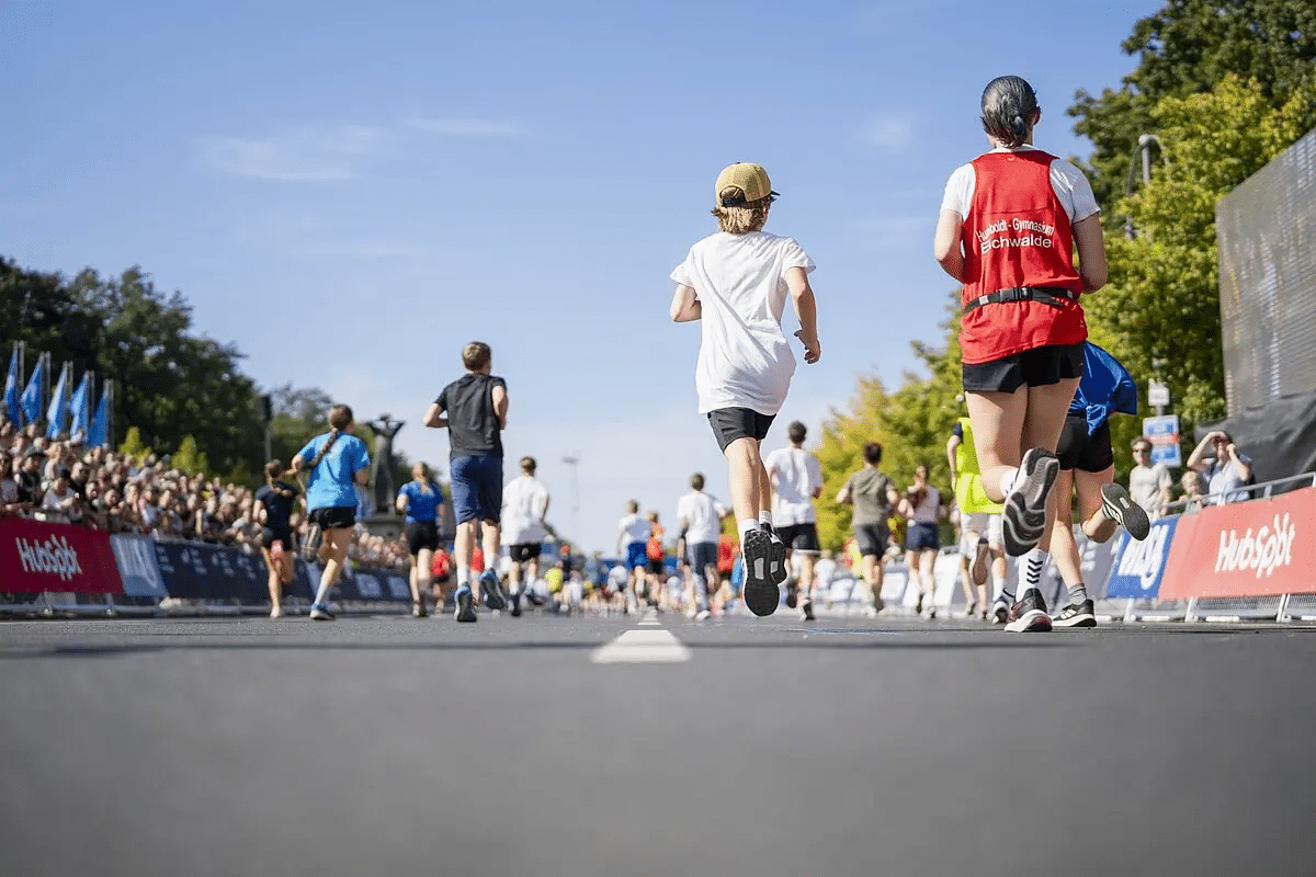 Quelques jours après l’arrivée, les jambes ont retrouvé un peu de fraîcheur. Mais les chiffres, eux, continuent de courir dans toutes les conversations. Le 21 septembre dernier, le Marathon de Berlin a écrit une nouvelle page de son histoire. Une 51e édition marquée par une chaleur inattendue, 27°C au plus fort de la journée, une température qui a mis les organismes à rude épreuve. Pourtant, Berlin reste Berlin : une machine à chronos, un rendez-vous majeur du calendrier running où se croisent l’élite mondiale et des dizaines de milliers de passionnés. Retour en chiffres sur une édition historique.