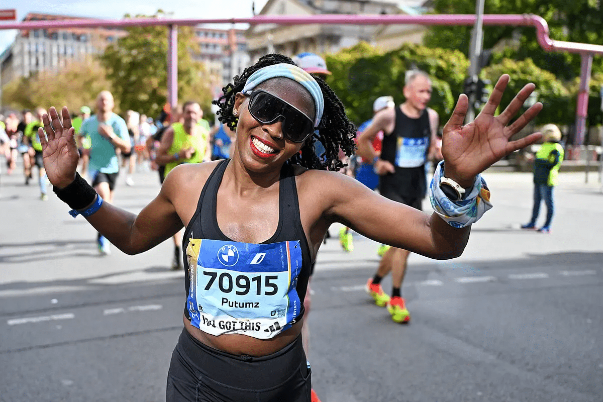 Le Marathon de Berlin 2025 se tiendra le dimanche 21 septembre. C’est l’un des rendez-vous majeurs de la saison des marathons, réputé pour être le marathon le plus rapide du monde. Avec son tracé plat et roulant, la capitale allemande a vu tomber pas moins de 13 records du monde, et l’édition 2025 promet encore un spectacle de très haut niveau avec Sabastian Sawe, Milkesa Mengesha, Rosemary Wanjiru et bien d’autres stars au départ.