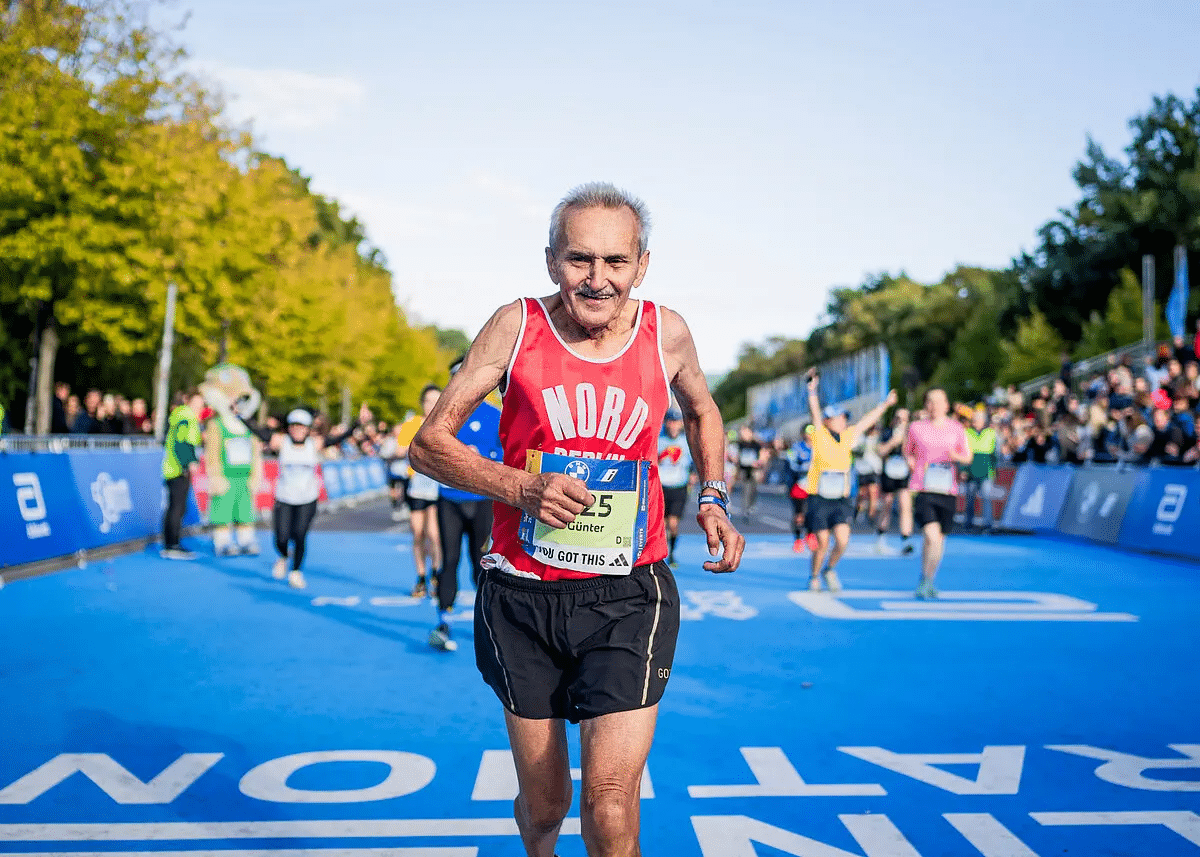Le Marathon de Berlin 2025 se tiendra le dimanche 21 septembre. C’est l’un des rendez-vous majeurs de la saison des marathons, réputé pour être le marathon le plus rapide du monde. Avec son tracé plat et roulant, la capitale allemande a vu tomber pas moins de 13 records du monde, et l’édition 2025 promet encore un spectacle de très haut niveau avec Sabastian Sawe, Milkesa Mengesha, Rosemary Wanjiru et bien d’autres stars au départ.
