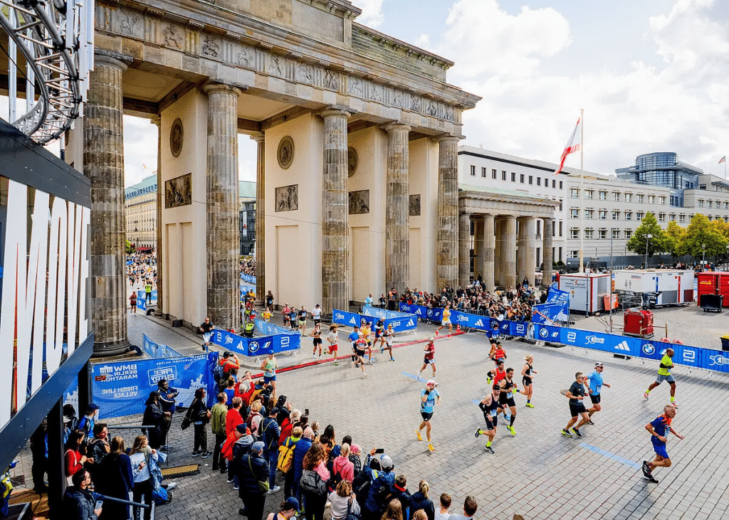 Le Marathon de Berlin 2025 se tiendra le dimanche 21 septembre. C’est l’un des rendez-vous majeurs de la saison des marathons, réputé pour être le marathon le plus rapide du monde. Avec son tracé plat et roulant, la capitale allemande a vu tomber pas moins de 13 records du monde, et l’édition 2025 promet encore un spectacle de très haut niveau avec Sabastian Sawe, Milkesa Mengesha, Rosemary Wanjiru et bien d’autres stars au départ.