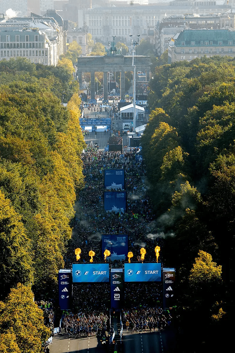 Le Marathon de Berlin 2025 se tiendra le dimanche 21 septembre. C’est l’un des rendez-vous majeurs de la saison des marathons, réputé pour être le marathon le plus rapide du monde. Avec son tracé plat et roulant, la capitale allemande a vu tomber pas moins de 13 records du monde, et l’édition 2025 promet encore un spectacle de très haut niveau avec Sabastian Sawe, Milkesa Mengesha, Rosemary Wanjiru et bien d’autres stars au départ.