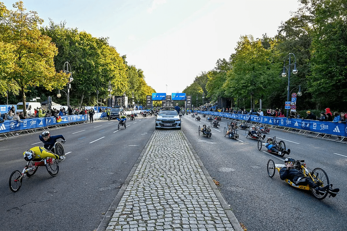 Le Marathon de Berlin 2025 se tiendra le dimanche 21 septembre. C’est l’un des rendez-vous majeurs de la saison des marathons, réputé pour être le marathon le plus rapide du monde. Avec son tracé plat et roulant, la capitale allemande a vu tomber pas moins de 13 records du monde, et l’édition 2025 promet encore un spectacle de très haut niveau avec Sabastian Sawe, Milkesa Mengesha, Rosemary Wanjiru et bien d’autres stars au départ.