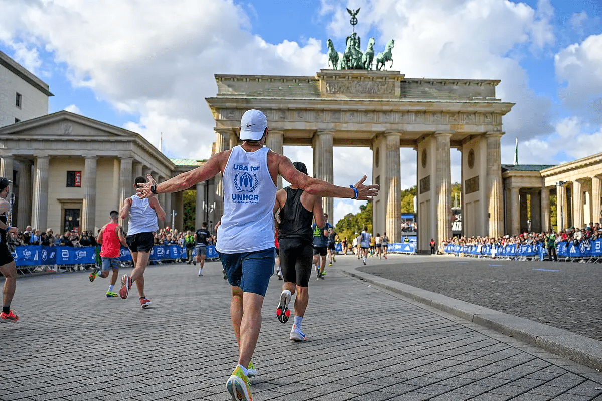 Le Marathon de Berlin 2025 se tiendra le dimanche 21 septembre. C’est l’un des rendez-vous majeurs de la saison des marathons, réputé pour être le marathon le plus rapide du monde. Avec son tracé plat et roulant, la capitale allemande a vu tomber pas moins de 13 records du monde, et l’édition 2025 promet encore un spectacle de très haut niveau avec Sabastian Sawe, Milkesa Mengesha, Rosemary Wanjiru et bien d’autres stars au départ.