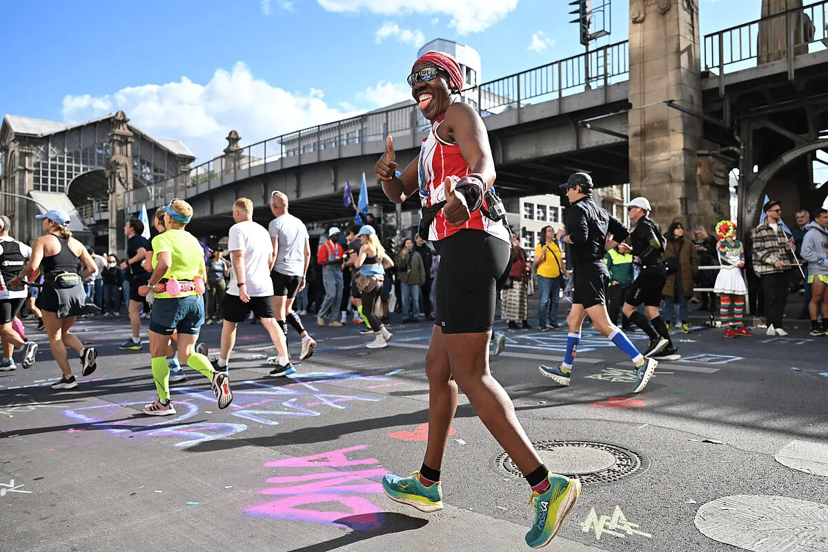 Le Marathon de Berlin 2025 se tiendra le dimanche 21 septembre. C’est l’un des rendez-vous majeurs de la saison des marathons, réputé pour être le marathon le plus rapide du monde. Avec son tracé plat et roulant, la capitale allemande a vu tomber pas moins de 13 records du monde, et l’édition 2025 promet encore un spectacle de très haut niveau avec Sabastian Sawe, Milkesa Mengesha, Rosemary Wanjiru et bien d’autres stars au départ.