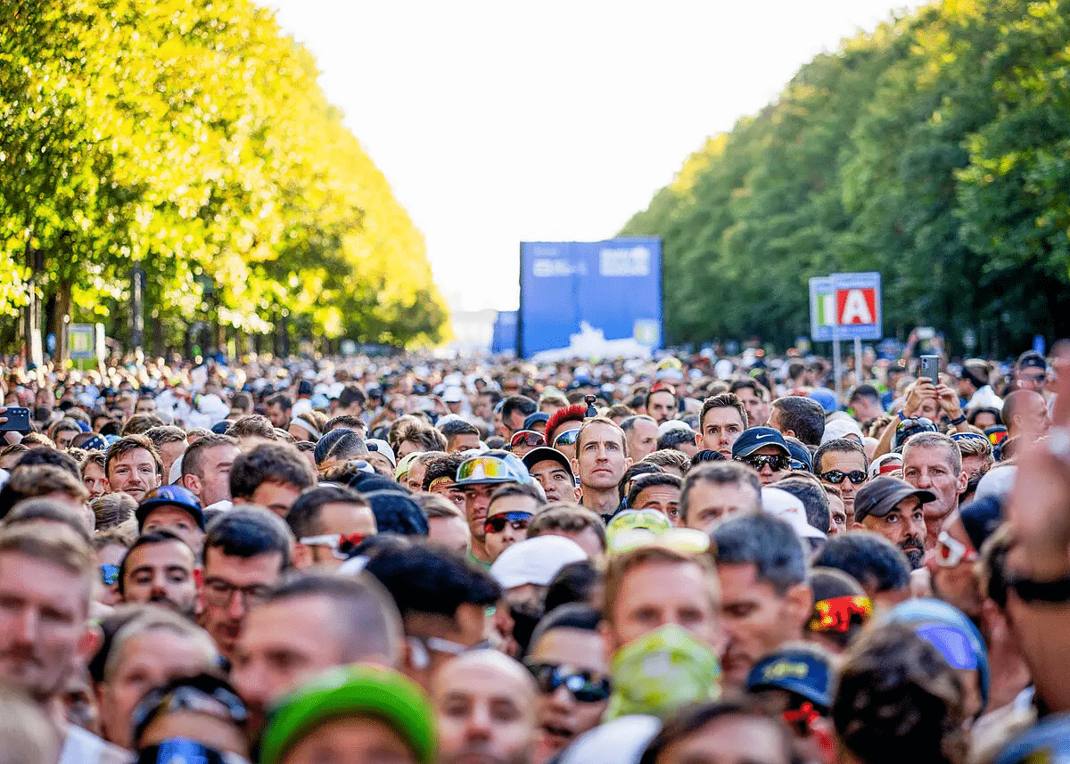 Le Marathon de Berlin 2025 se tiendra le dimanche 21 septembre. C’est l’un des rendez-vous majeurs de la saison des marathons, réputé pour être le marathon le plus rapide du monde. Avec son tracé plat et roulant, la capitale allemande a vu tomber pas moins de 13 records du monde, et l’édition 2025 promet encore un spectacle de très haut niveau avec Sabastian Sawe, Milkesa Mengesha, Rosemary Wanjiru et bien d’autres stars au départ.