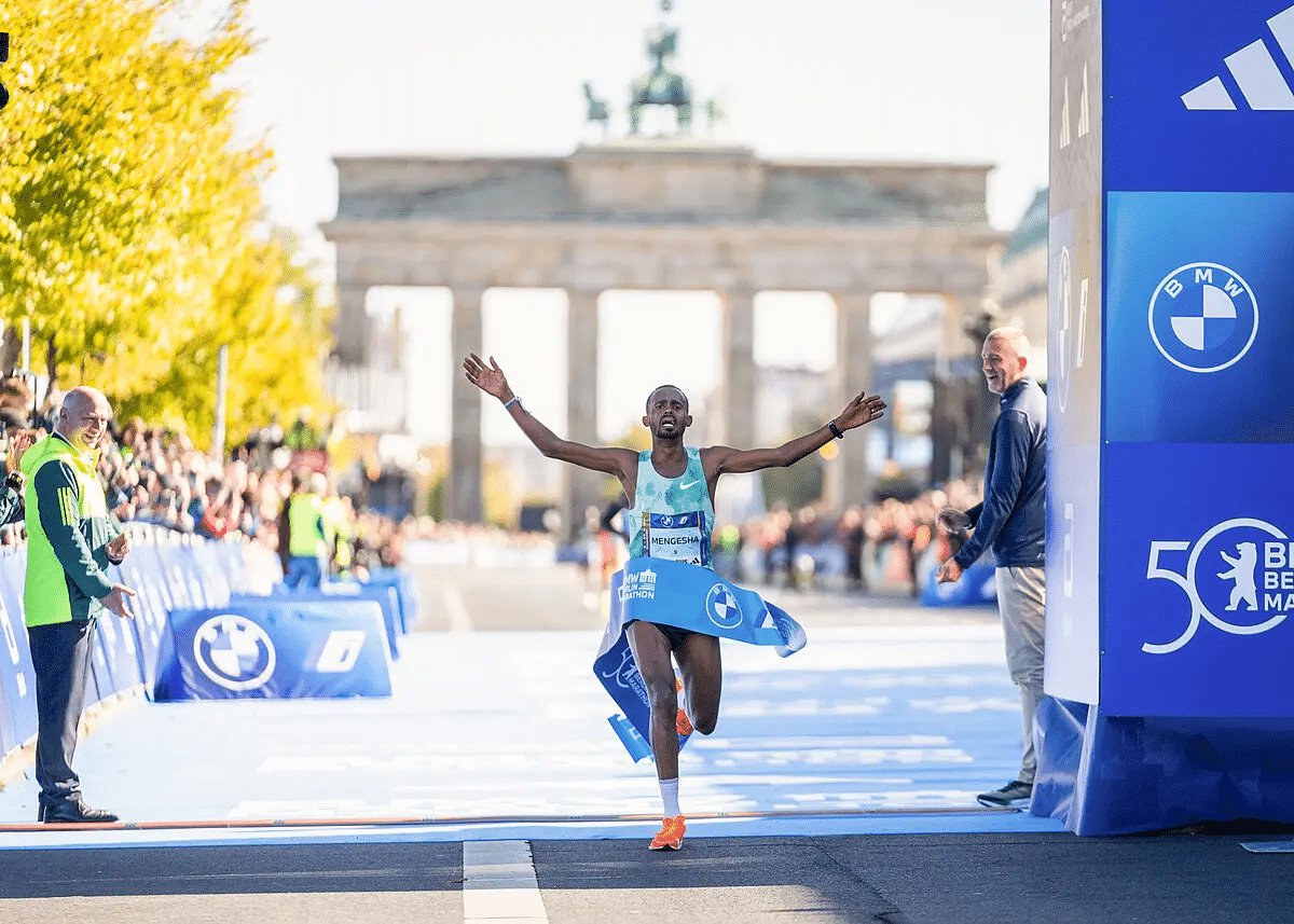 Le Marathon de Berlin 2025 se tiendra le dimanche 21 septembre. C’est l’un des rendez-vous majeurs de la saison des marathons, réputé pour être le marathon le plus rapide du monde. Avec son tracé plat et roulant, la capitale allemande a vu tomber pas moins de 13 records du monde, et l’édition 2025 promet encore un spectacle de très haut niveau avec Sabastian Sawe, Milkesa Mengesha, Rosemary Wanjiru et bien d’autres stars au départ.