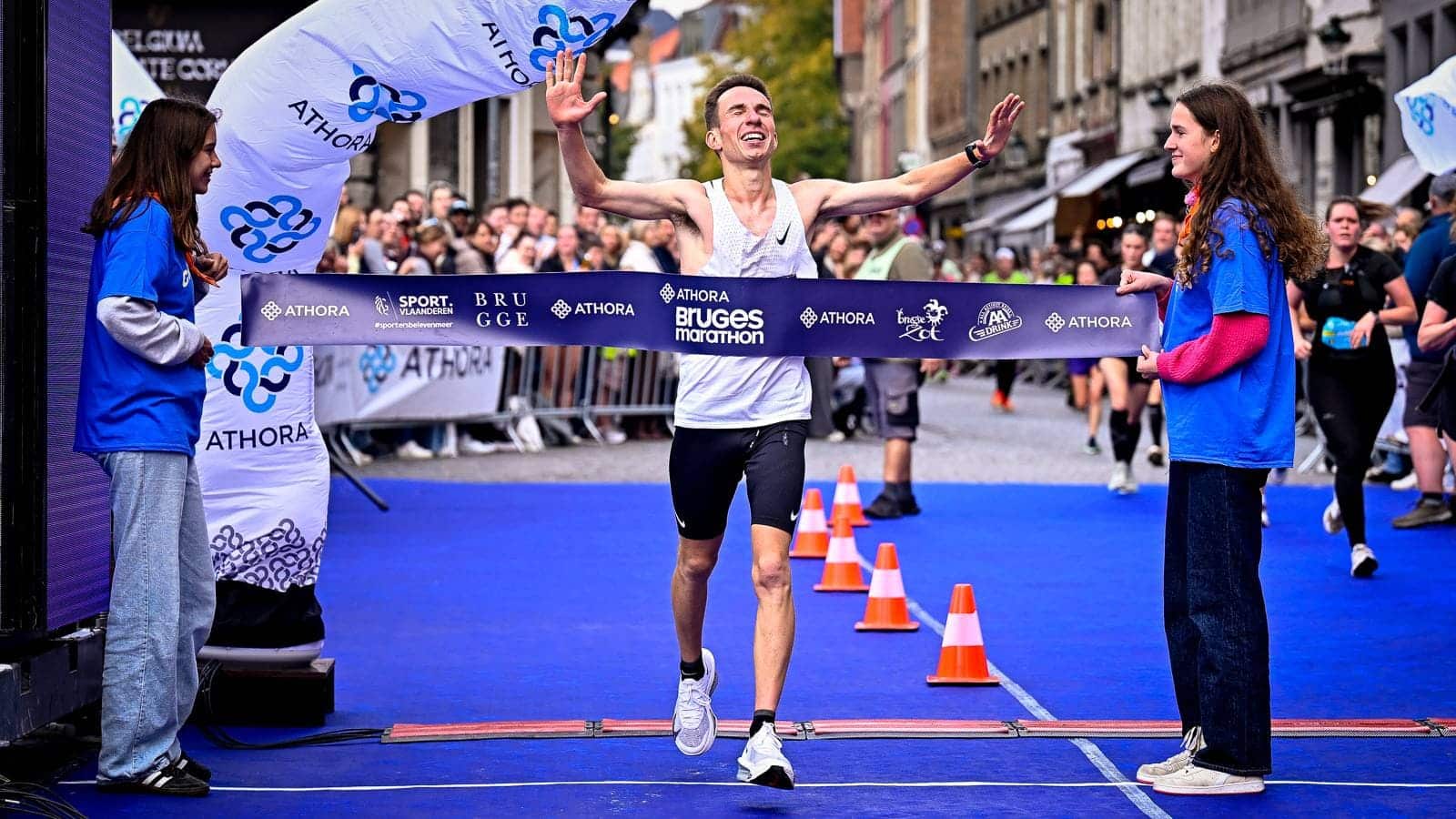 Le Marathon de Bruges 2025, qui a réuni12 000 participants, a sacré les Belges Daan De bock (2h26'37) et Lynn Anthierens (2h58'17).