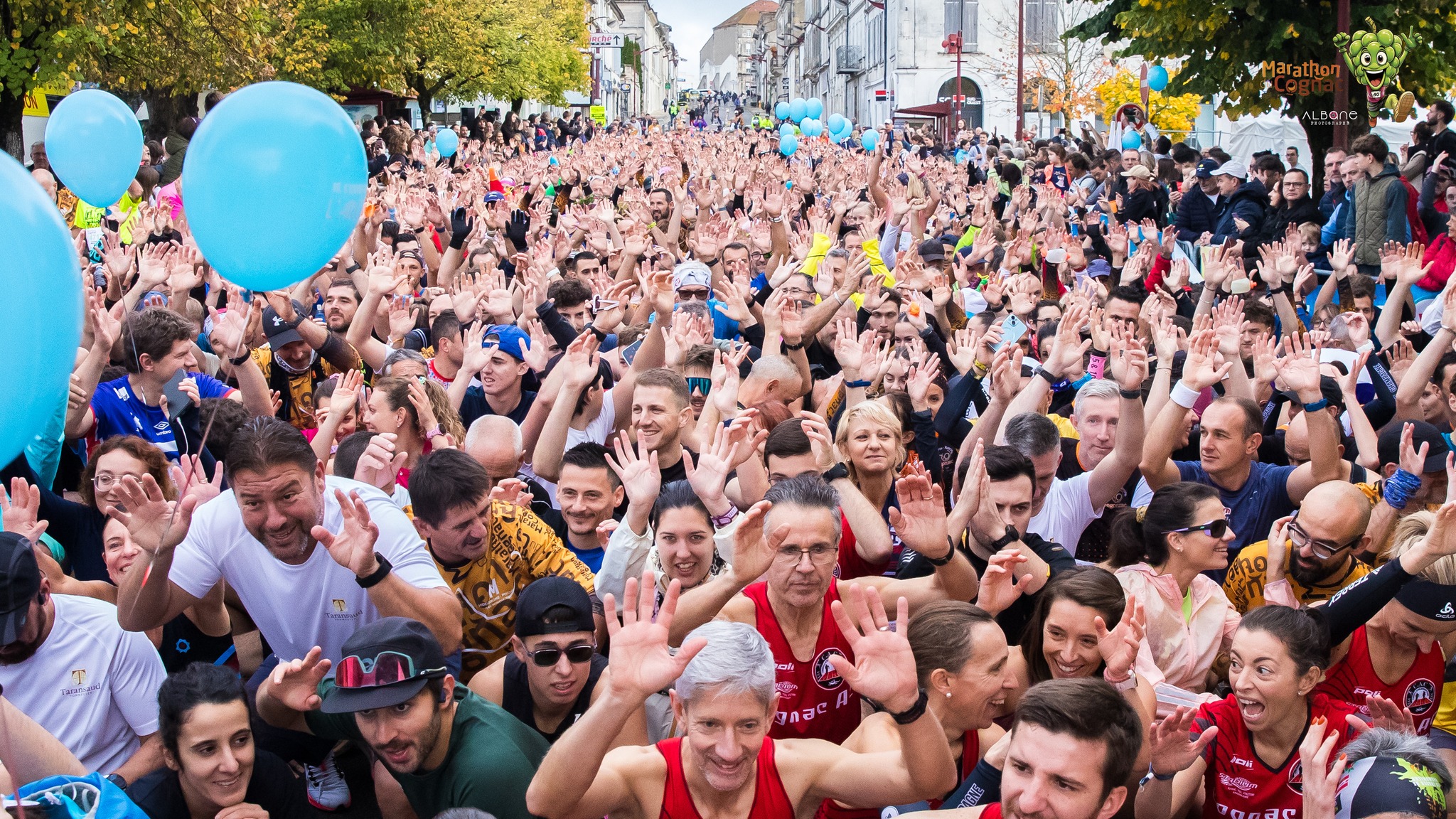 Pour la 24e édition du Marathon du Cognac, 4700 coureurs se sont rassemblés ce samedi à Jarnac pour prendre le départ des différentes courses. L’événement a couronné Hugo Le Poulard, finisher de son premier marathon en 2h27’21 à seulement 19 ans, tandis que la Cognaçaise Cécile Devierre s’est offert, elle aussi, son premier sacre.