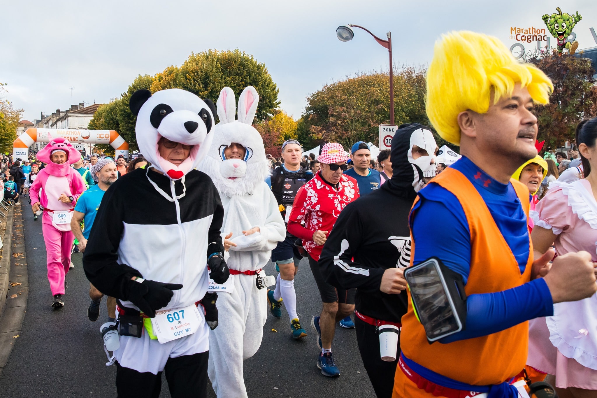 Pour la 24e édition du Marathon du Cognac, 4700 coureurs se sont rassemblés ce samedi à Jarnac pour prendre le départ des différentes courses. L’événement a couronné Hugo Le Poulard, finisher de son premier marathon en 2h27’21 à seulement 19 ans, tandis que la Cognaçaise Cécile Devierre s’est offert, elle aussi, son premier sacre.