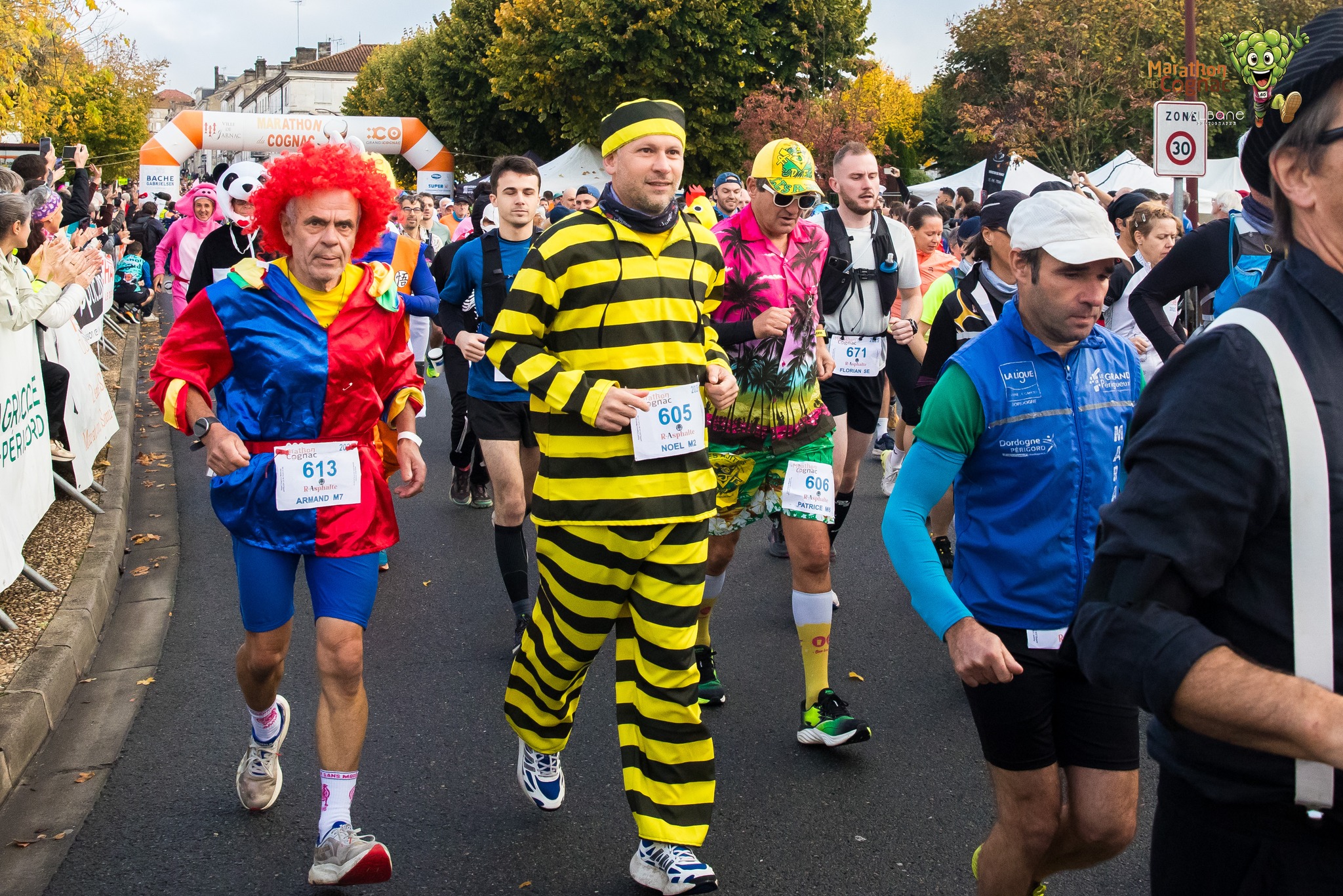 Pour la 24e édition du Marathon du Cognac, 4700 coureurs se sont rassemblés ce samedi à Jarnac pour prendre le départ des différentes courses. L’événement a couronné Hugo Le Poulard, finisher de son premier marathon en 2h27’21 à seulement 19 ans, tandis que la Cognaçaise Cécile Devierre s’est offert, elle aussi, son premier sacre.
