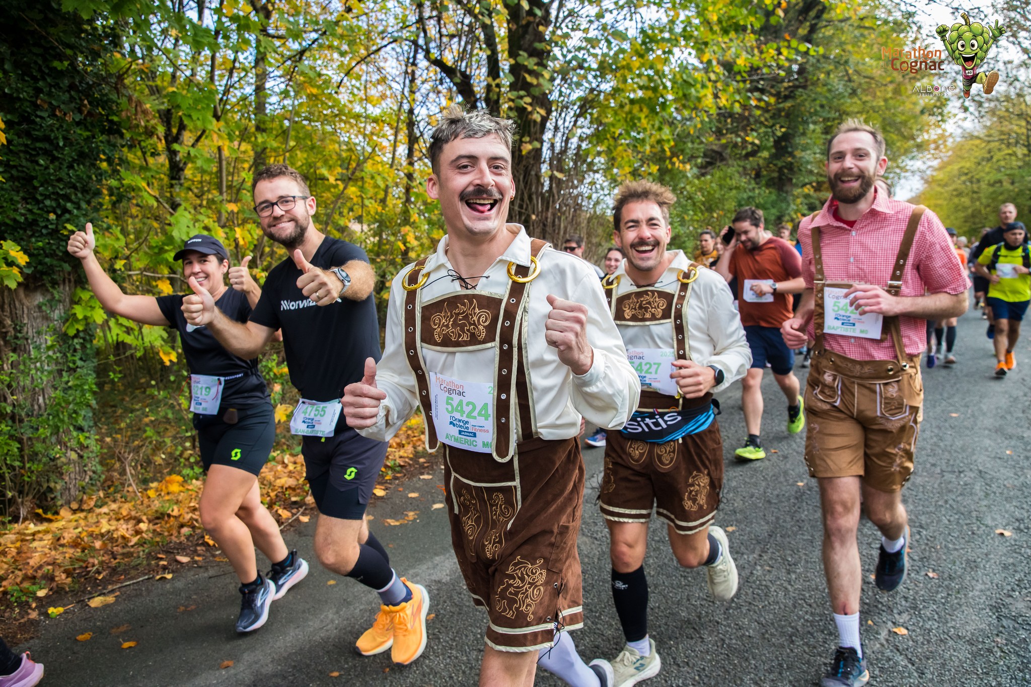 Pour la 24e édition du Marathon du Cognac, 4700 coureurs se sont rassemblés ce samedi à Jarnac pour prendre le départ des différentes courses. L’événement a couronné Hugo Le Poulard, finisher de son premier marathon en 2h27’21 à seulement 19 ans, tandis que la Cognaçaise Cécile Devierre s’est offert, elle aussi, son premier sacre.