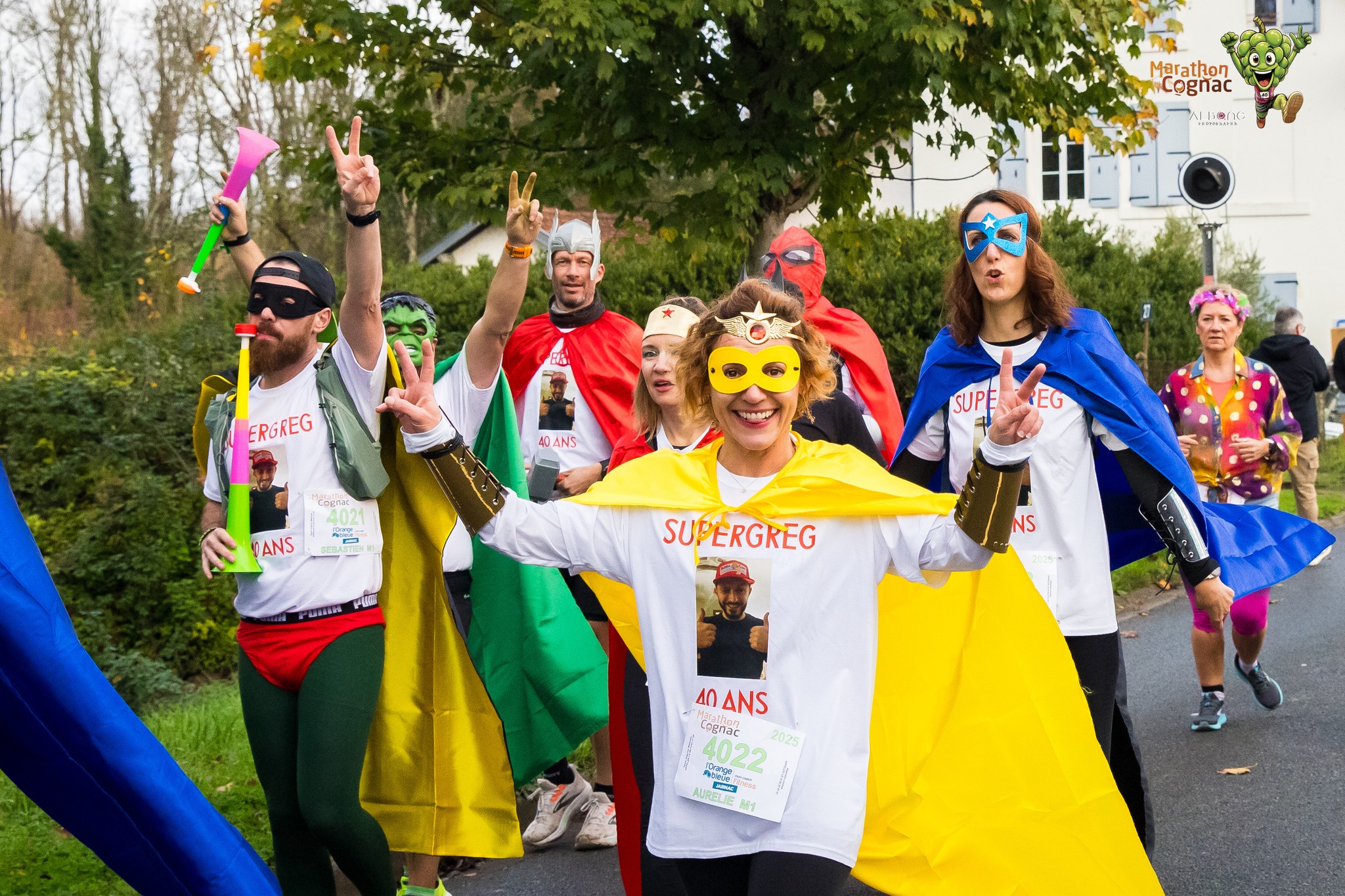 Pour la 24e édition du Marathon du Cognac, 4700 coureurs se sont rassemblés ce samedi à Jarnac pour prendre le départ des différentes courses. L’événement a couronné Hugo Le Poulard, finisher de son premier marathon en 2h27’21 à seulement 19 ans, tandis que la Cognaçaise Cécile Devierre s’est offert, elle aussi, son premier sacre.