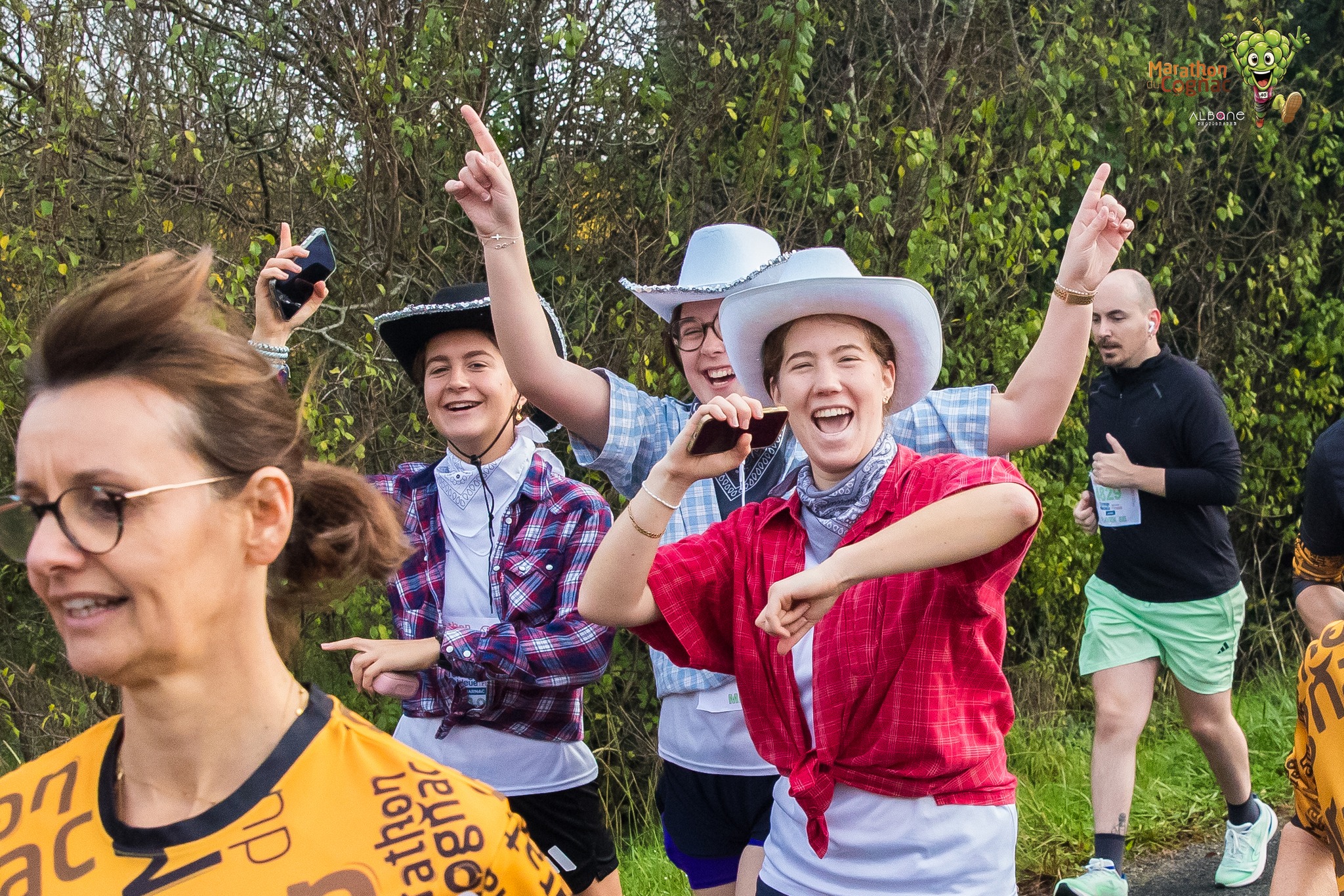 Pour la 24e édition du Marathon du Cognac, 4700 coureurs se sont rassemblés ce samedi à Jarnac pour prendre le départ des différentes courses. L’événement a couronné Hugo Le Poulard, finisher de son premier marathon en 2h27’21 à seulement 19 ans, tandis que la Cognaçaise Cécile Devierre s’est offert, elle aussi, son premier sacre.