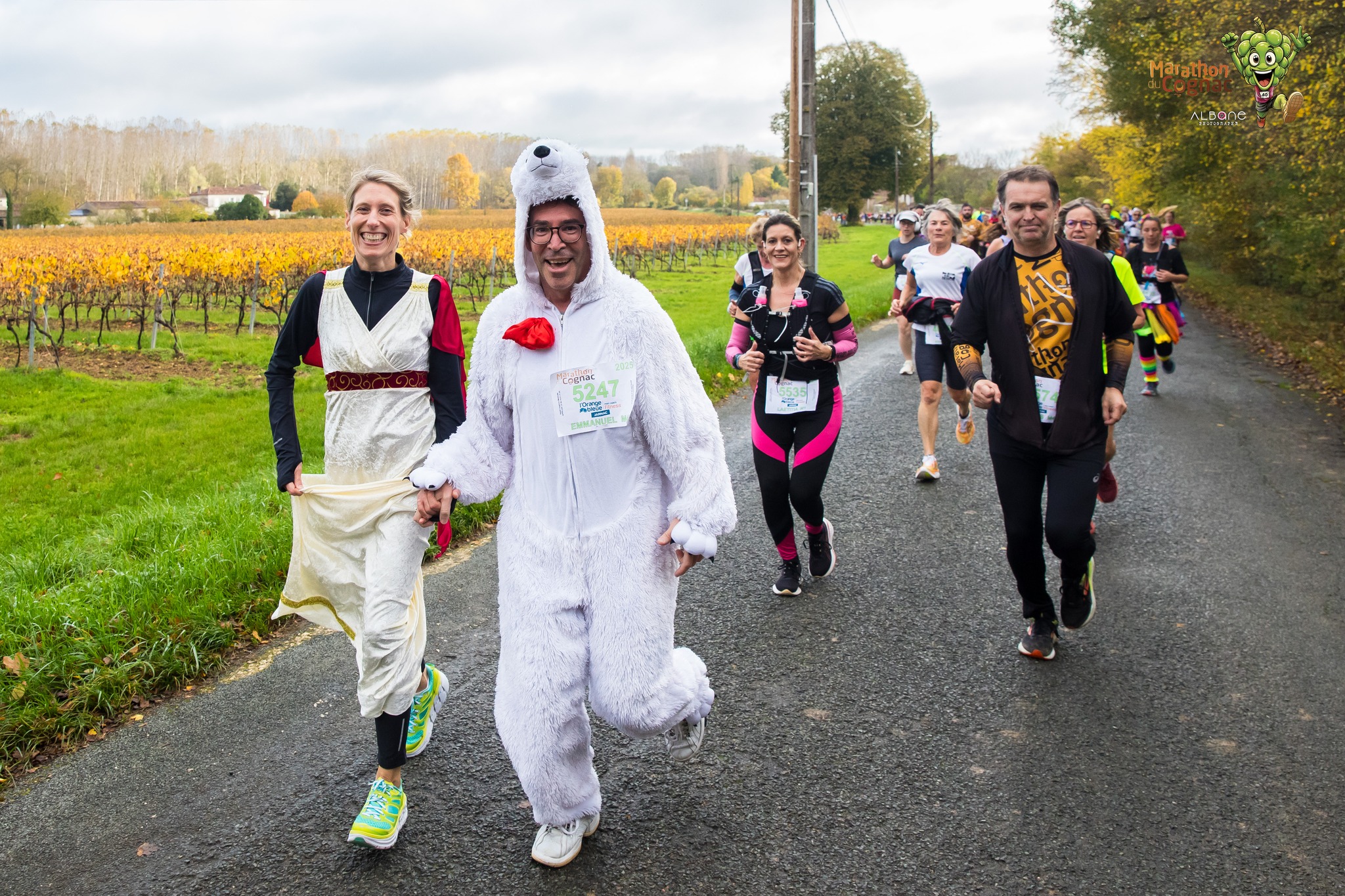 Pour la 24e édition du Marathon du Cognac, 4700 coureurs se sont rassemblés ce samedi à Jarnac pour prendre le départ des différentes courses. L’événement a couronné Hugo Le Poulard, finisher de son premier marathon en 2h27’21 à seulement 19 ans, tandis que la Cognaçaise Cécile Devierre s’est offert, elle aussi, son premier sacre.