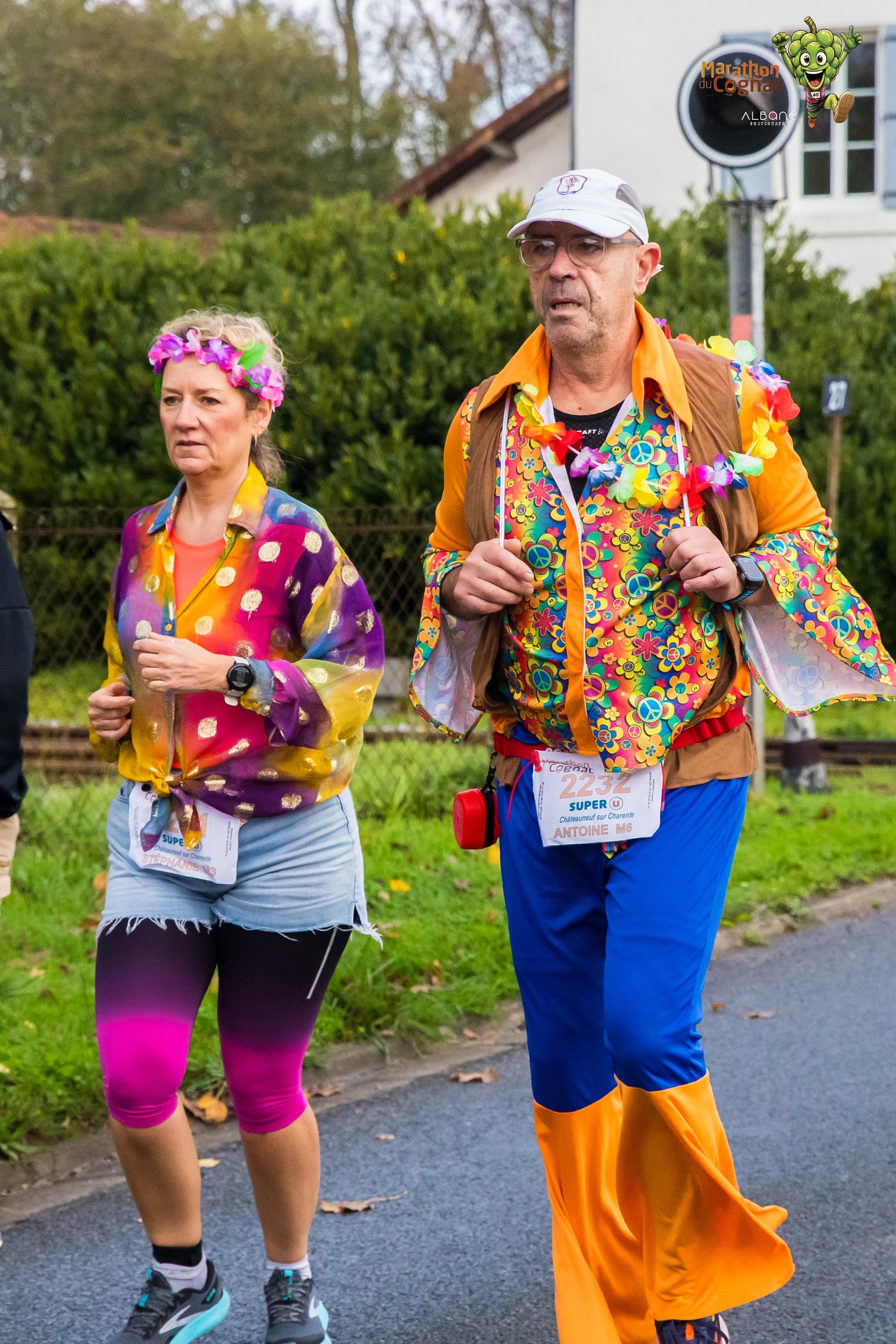 Pour la 24e édition du Marathon du Cognac, 4700 coureurs se sont rassemblés ce samedi à Jarnac pour prendre le départ des différentes courses. L’événement a couronné Hugo Le Poulard, finisher de son premier marathon en 2h27’21 à seulement 19 ans, tandis que la Cognaçaise Cécile Devierre s’est offert, elle aussi, son premier sacre.