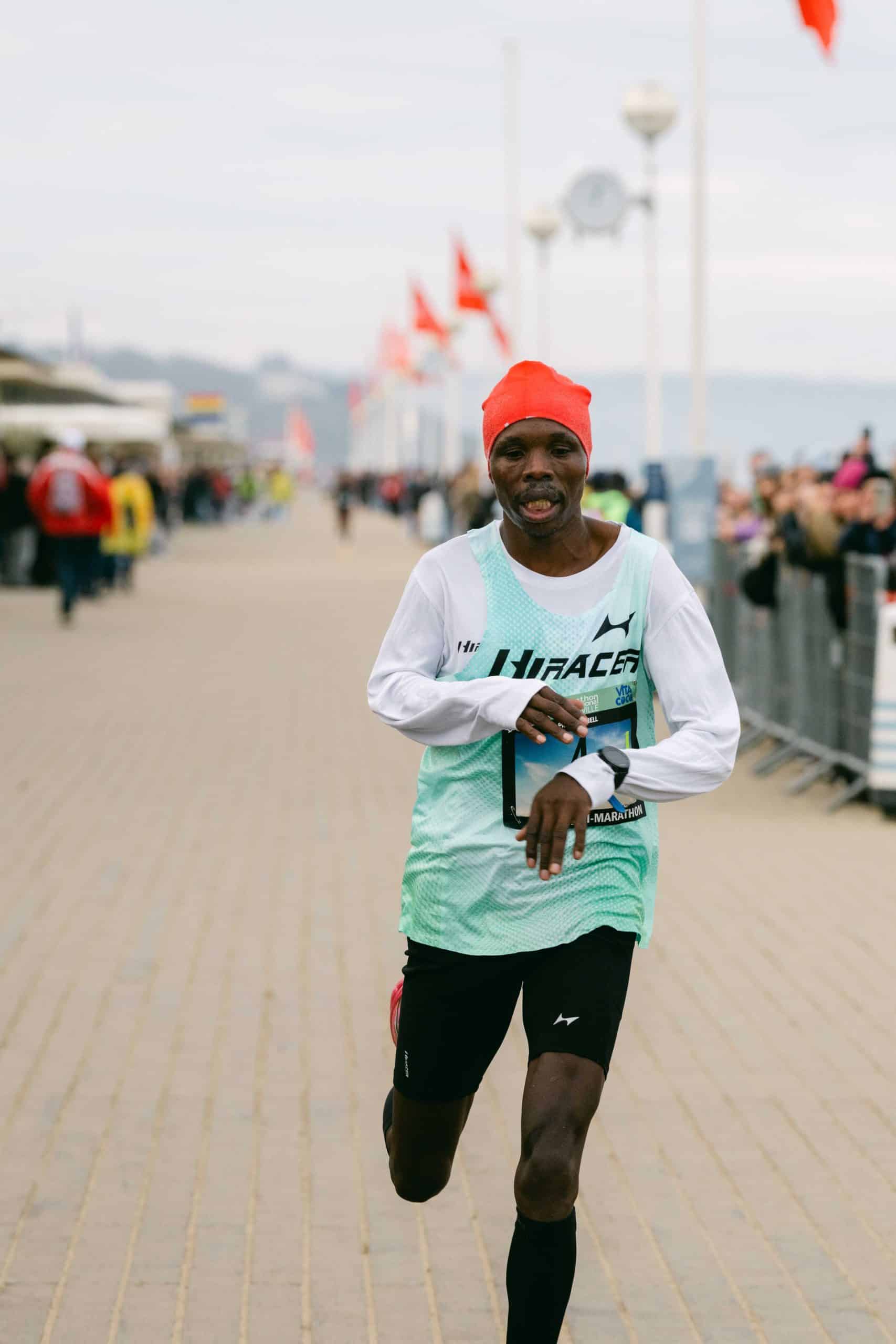 Ils ont fait vibrer les Planches. Le Normand Guillaume Ruel (Stade Saint-Lô) et la Normande Selina Leroy (Rouen) ont remporté, ce dimanche, l’épreuve reine du Marathon International de Deauville. Sous une météo idéale et devant une foule impressionnante, ils ont avalé les 42,195 km en 2h21 et 2h39.