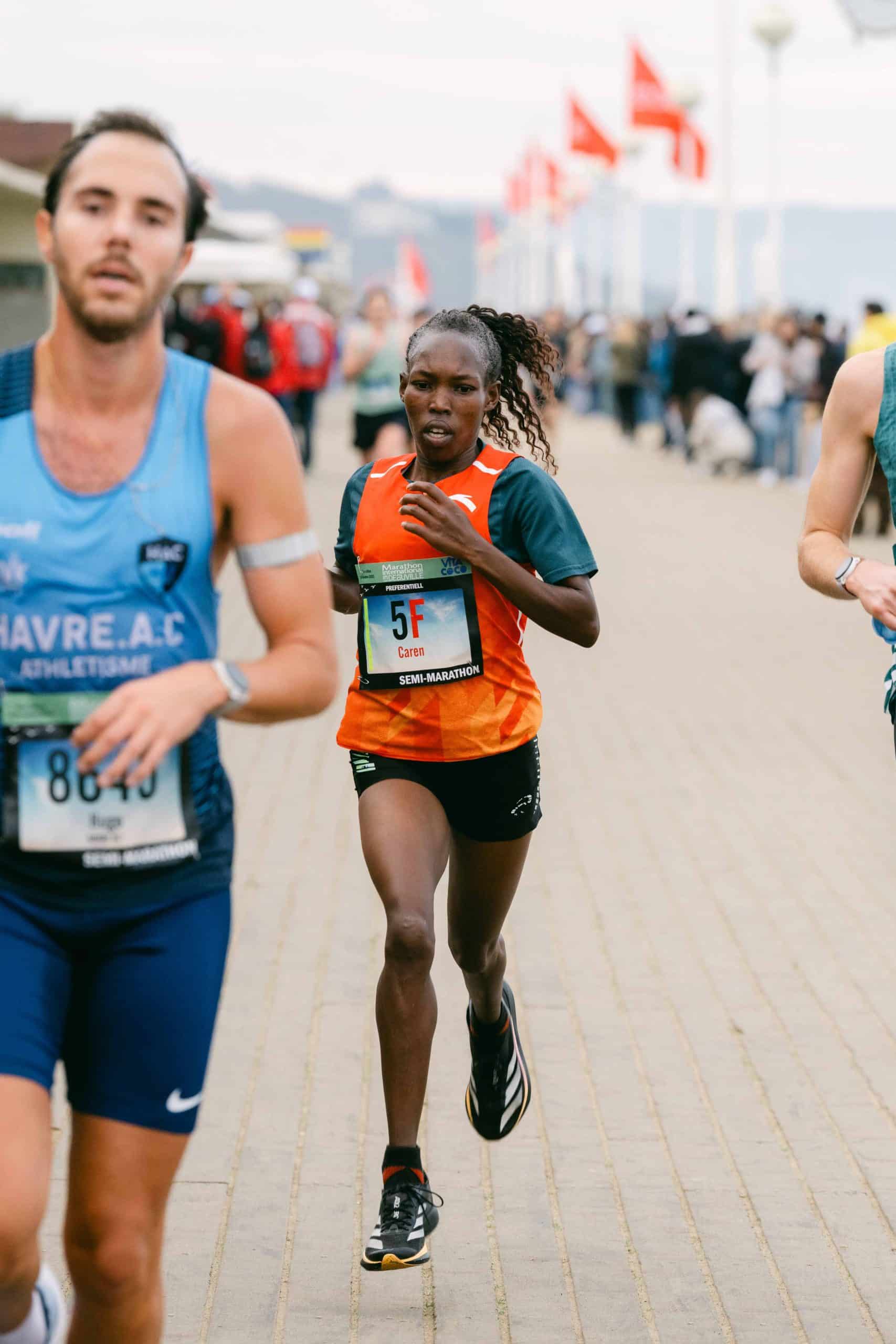 Ils ont fait vibrer les Planches. Le Normand Guillaume Ruel (Stade Saint-Lô) et la Normande Selina Leroy (Rouen) ont remporté, ce dimanche, l’épreuve reine du Marathon International de Deauville. Sous une météo idéale et devant une foule impressionnante, ils ont avalé les 42,195 km en 2h21 et 2h39.