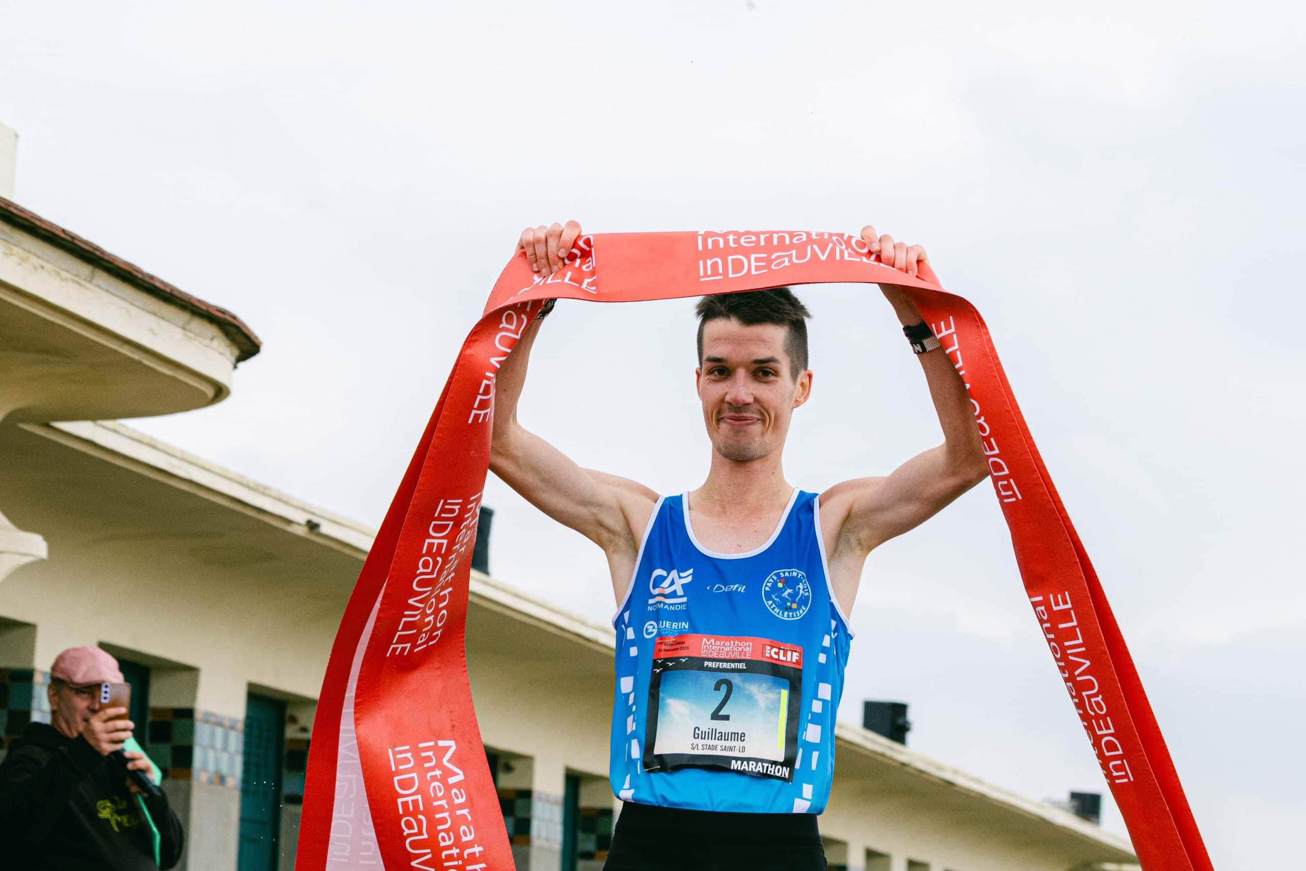 Les Normands Guillaume Ruel (Stade Saint-Lô) et Sélina Leroy (Rouen) ont remporté le Marathon International de Deauville ce dimanche.