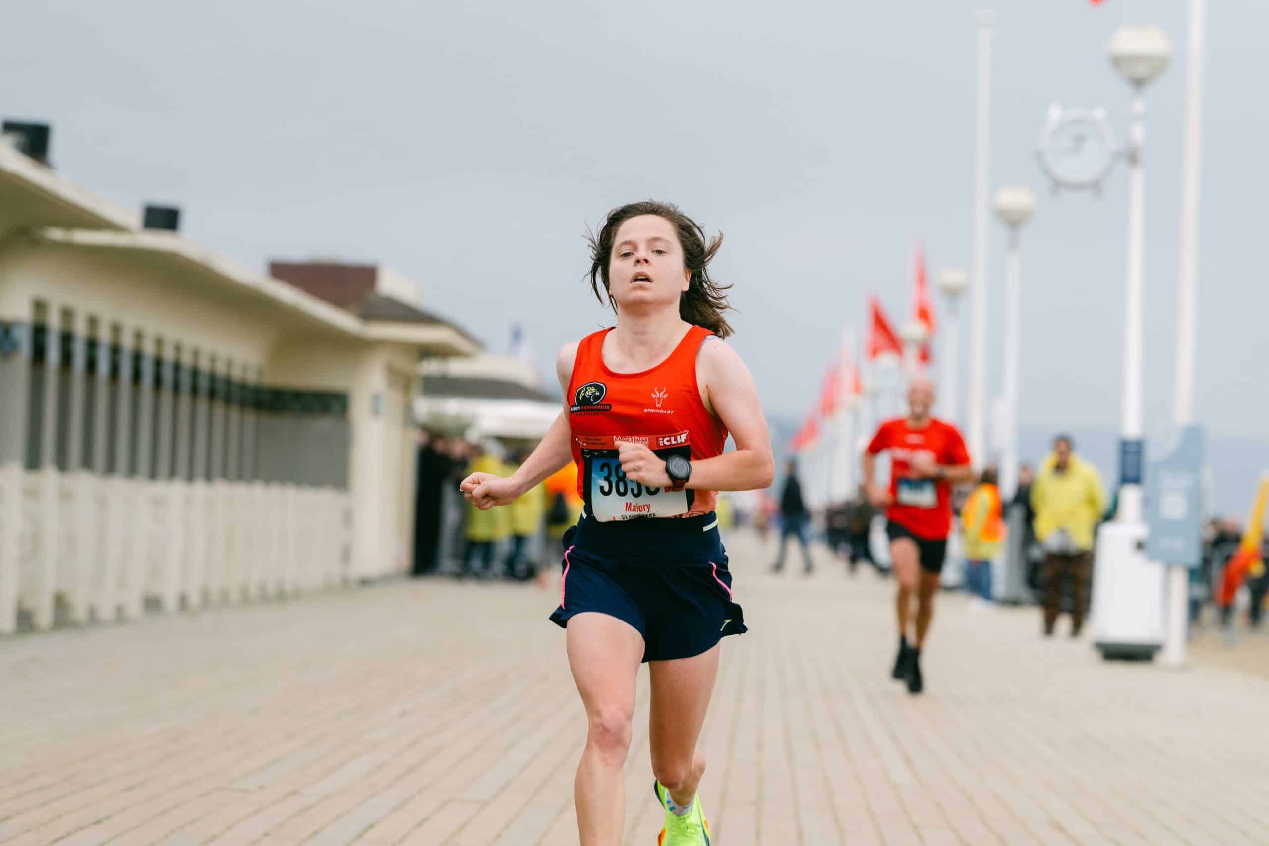 Ils ont fait vibrer les Planches. Le Normand Guillaume Ruel (Stade Saint-Lô) et la Normande Selina Leroy (Rouen) ont remporté, ce dimanche, l’épreuve reine du Marathon International de Deauville. Sous une météo idéale et devant une foule impressionnante, ils ont avalé les 42,195 km en 2h21 et 2h39.